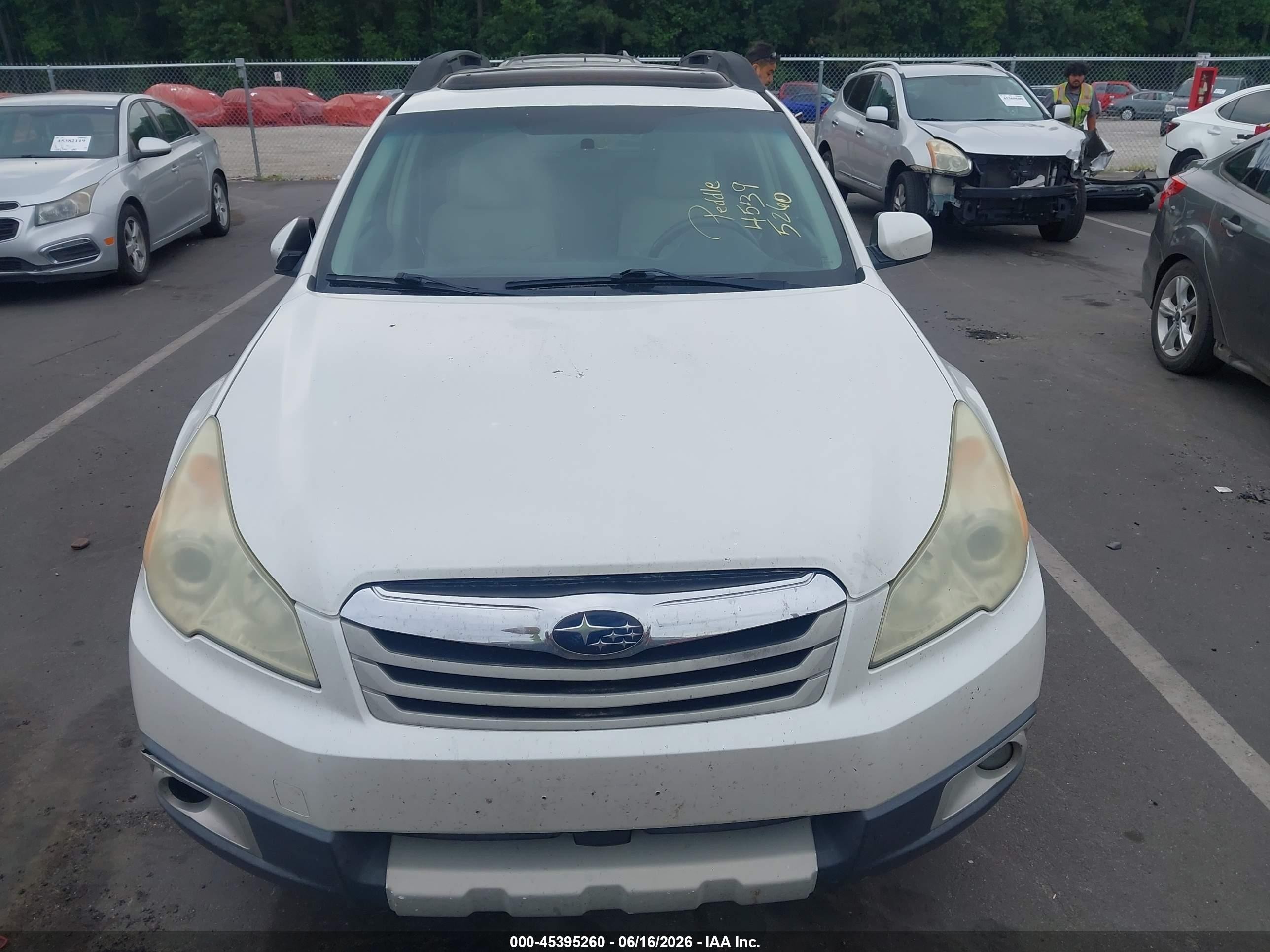 2011 Subaru Outback 2.5i Limited White vin: 4S4BRBKC6B3346097