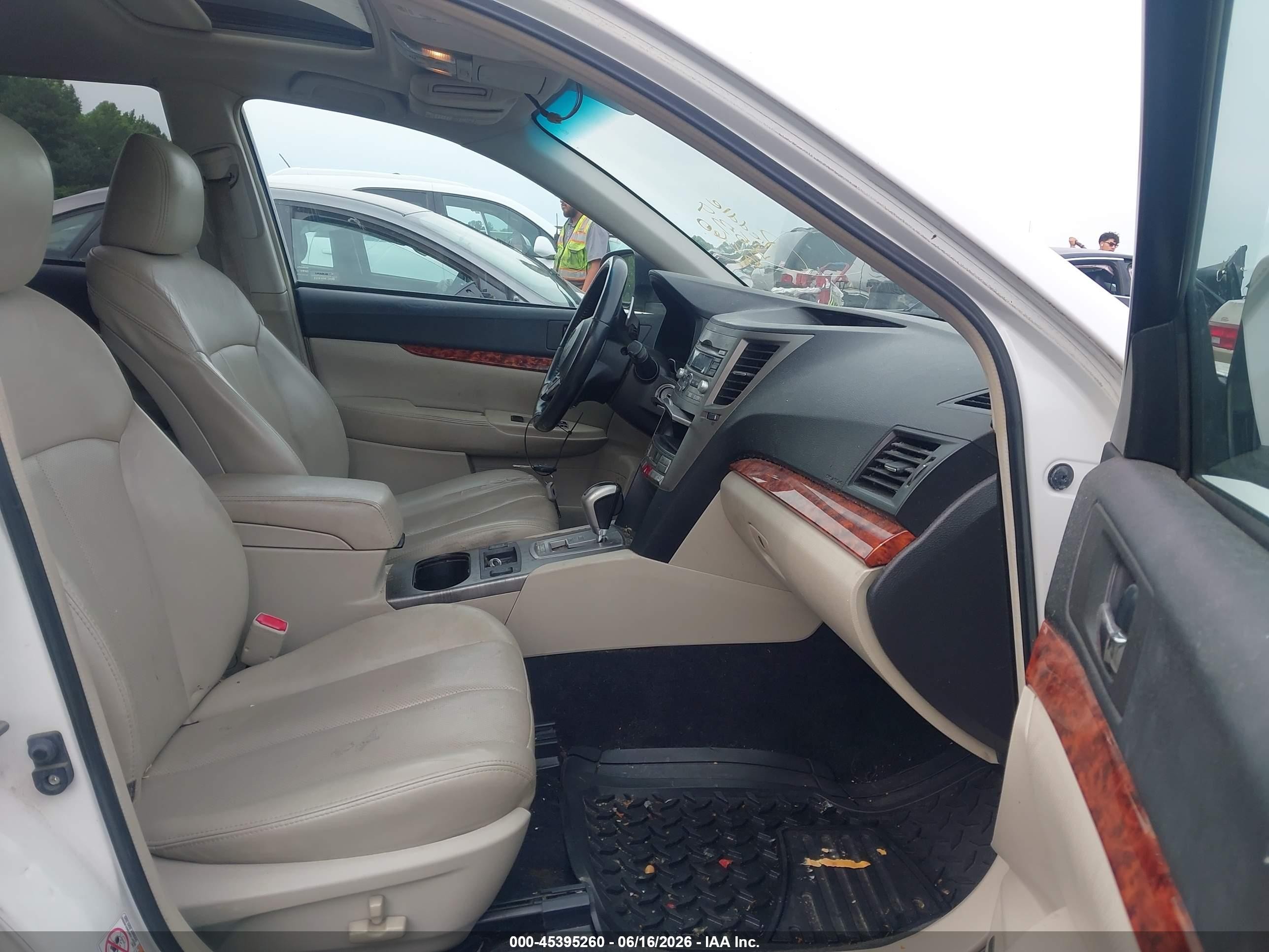 2011 Subaru Outback 2.5i Limited White vin: 4S4BRBKC6B3346097