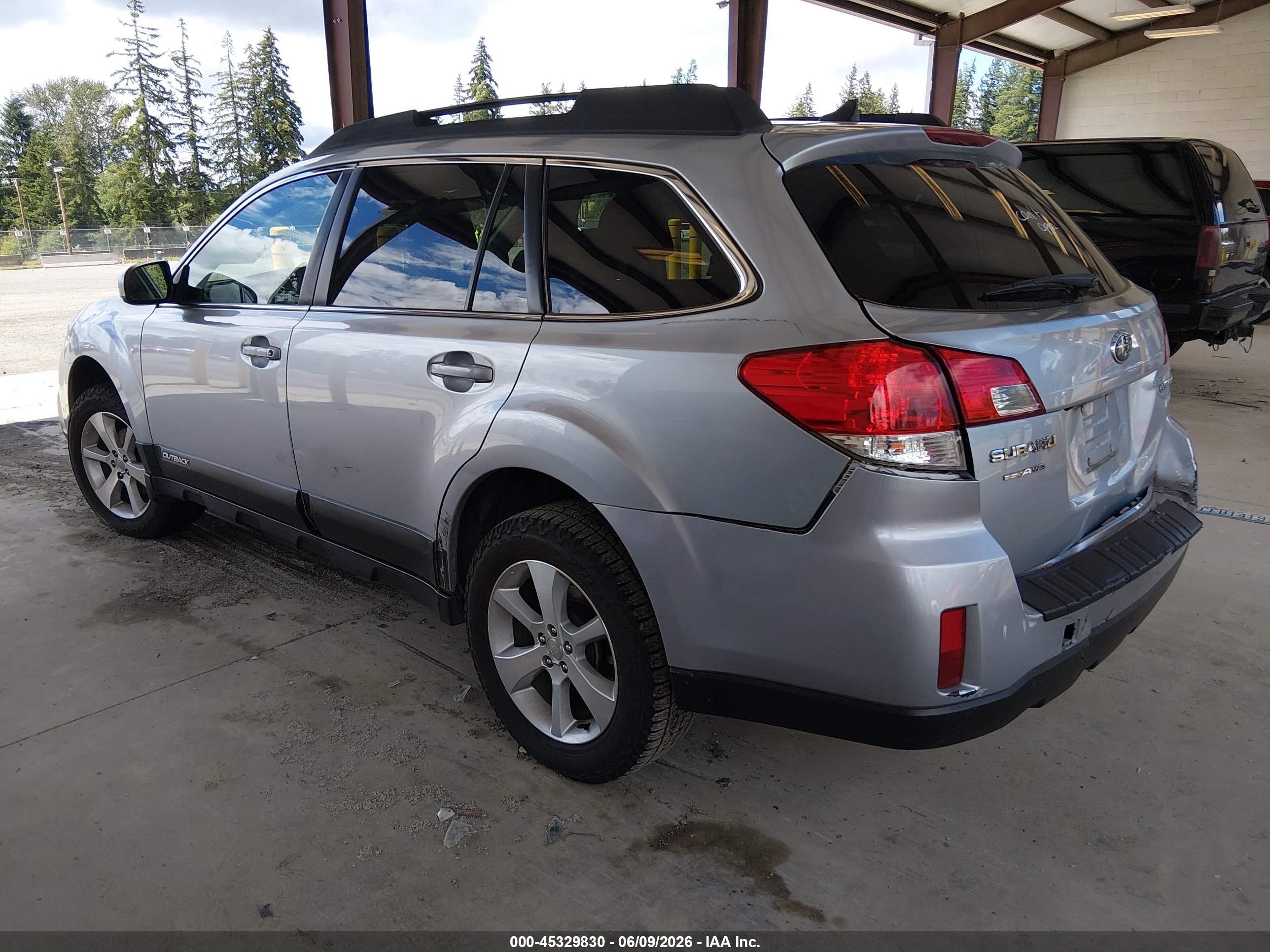 2013 Subaru Outback 2.5i Limited Серебряный vin: 4S4BRBKC6D3281061