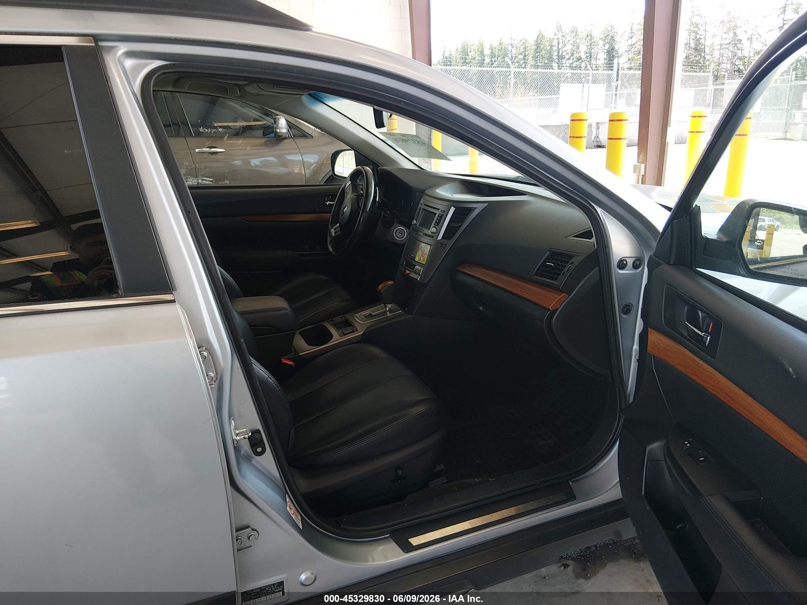 2013 Subaru Outback 2.5i Limited Серебряный vin: 4S4BRBKC6D3281061