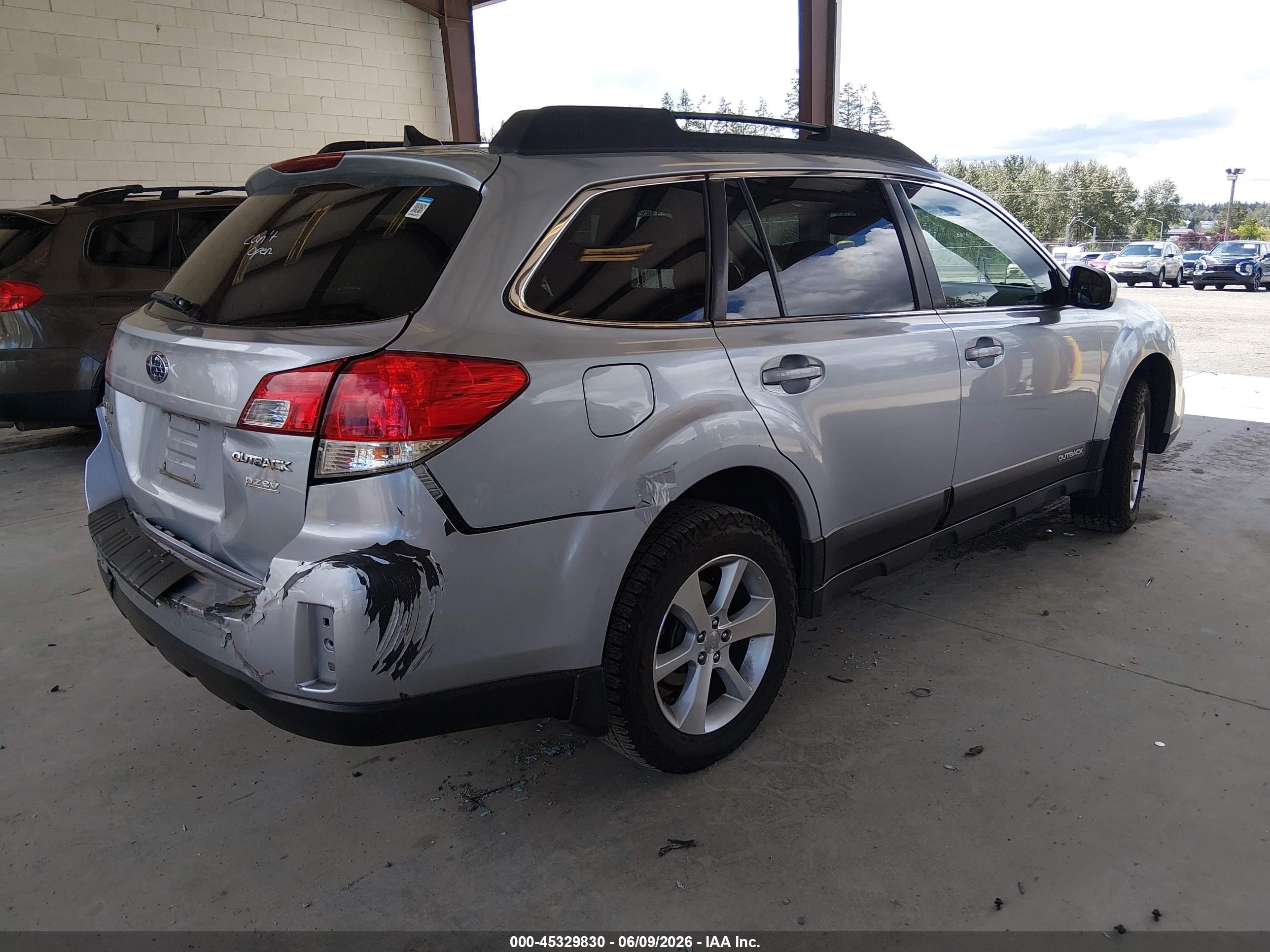 2013 Subaru Outback 2.5i Limited Серебряный vin: 4S4BRBKC6D3281061