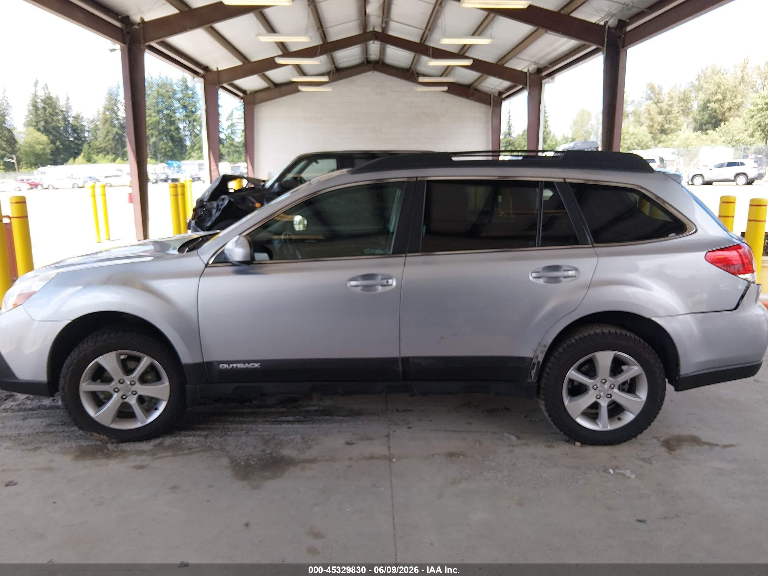 2013 Subaru Outback 2.5i Limited Серебряный vin: 4S4BRBKC6D3281061
