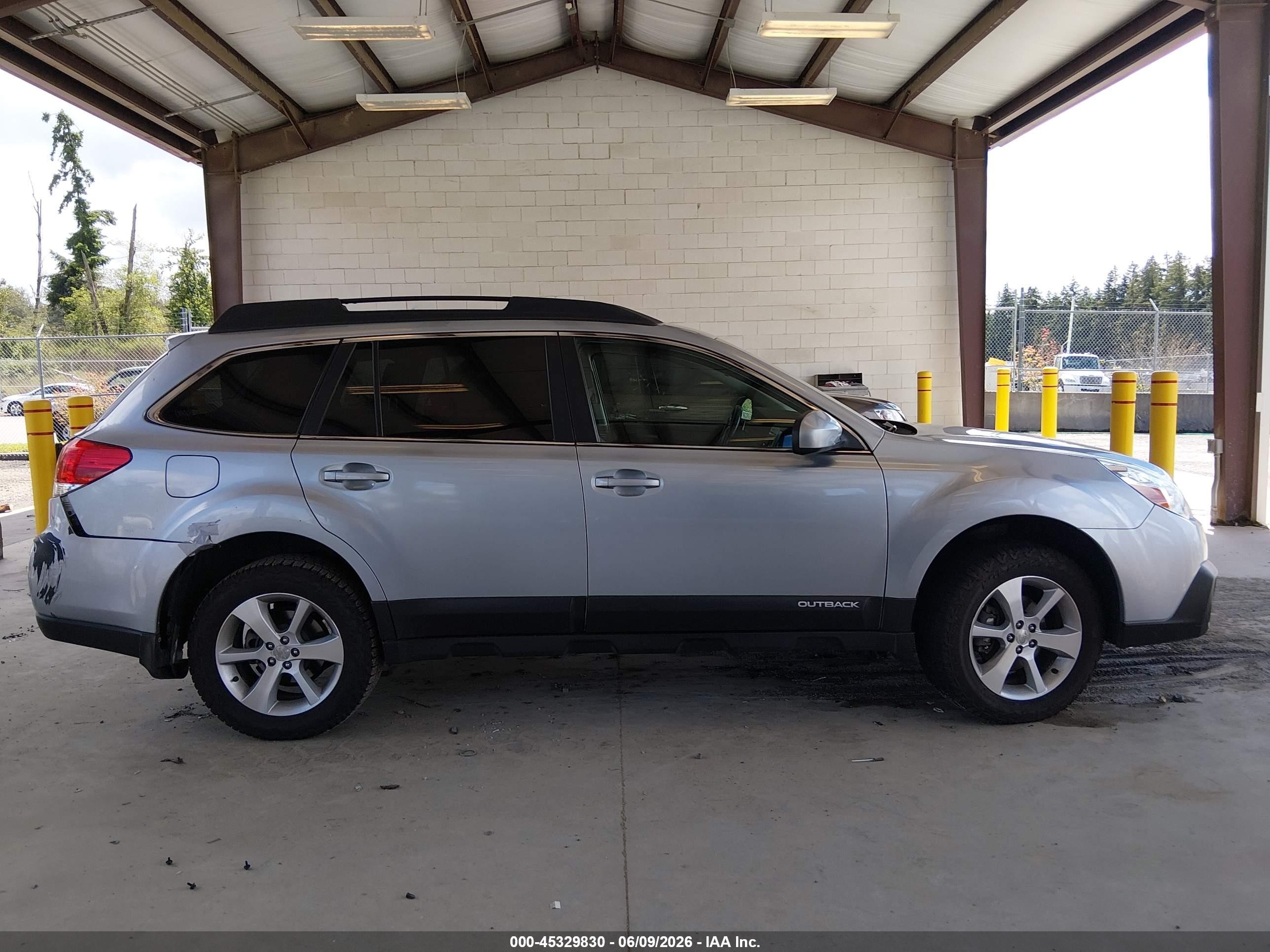 2013 Subaru Outback 2.5i Limited Серебряный vin: 4S4BRBKC6D3281061