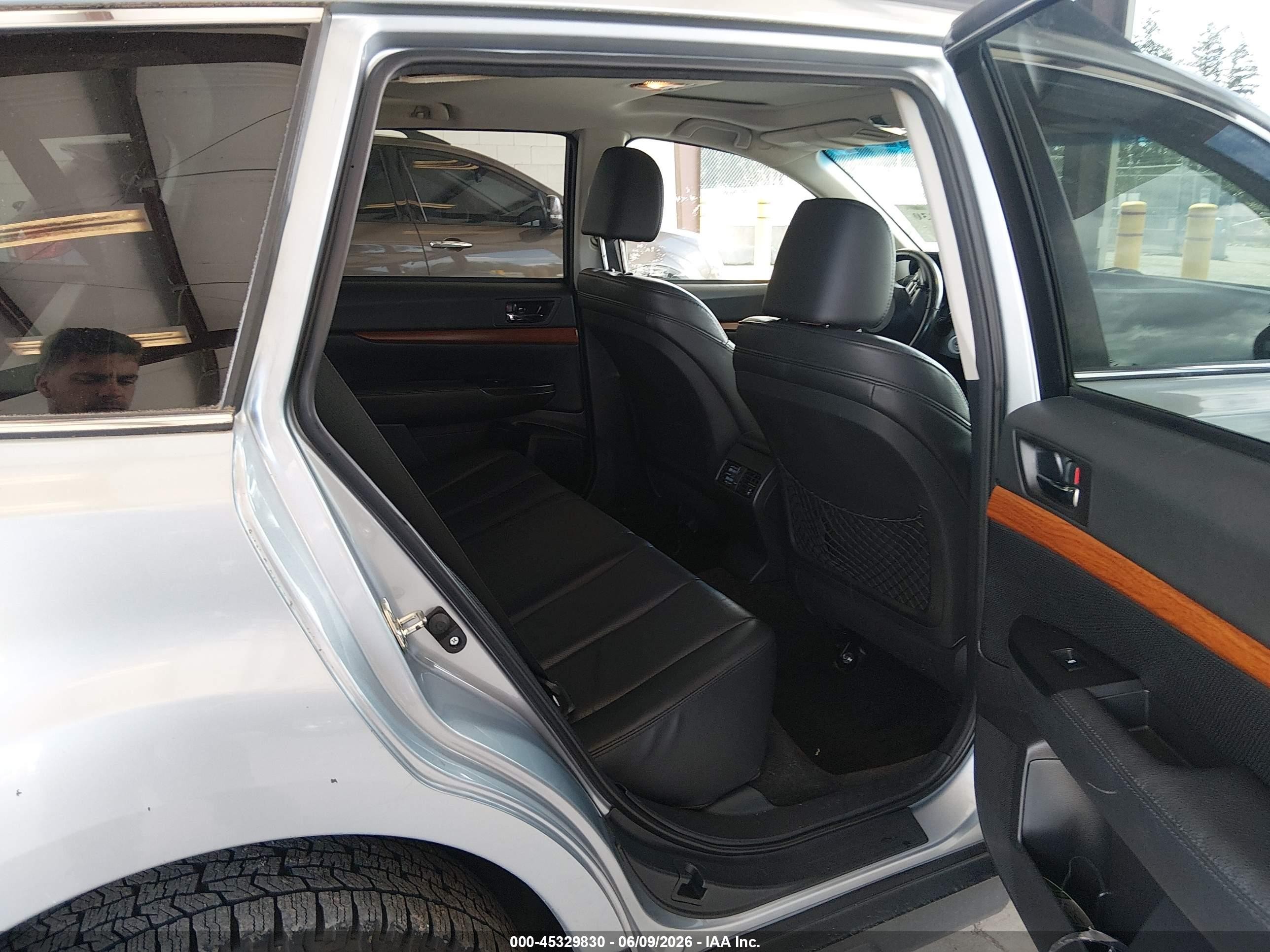 2013 Subaru Outback 2.5i Limited Серебряный vin: 4S4BRBKC6D3281061