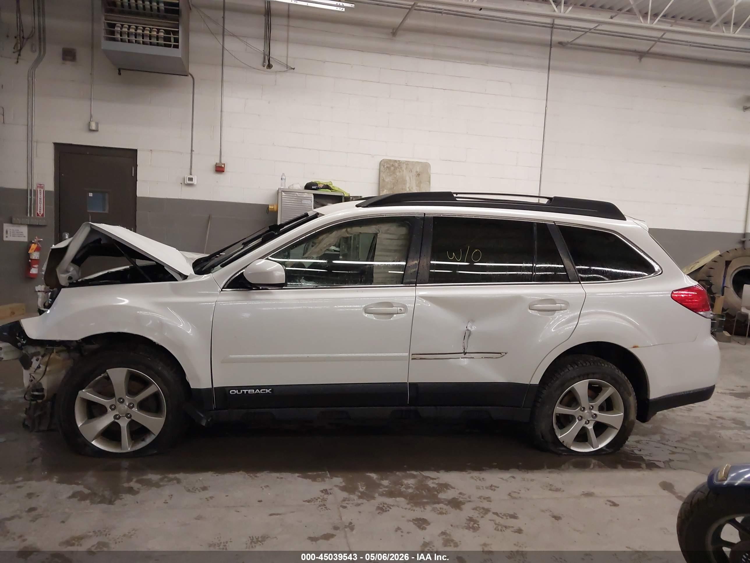 2014 Subaru Outback 2.5i Limited Белый vin: 4S4BRBKC6E3317445