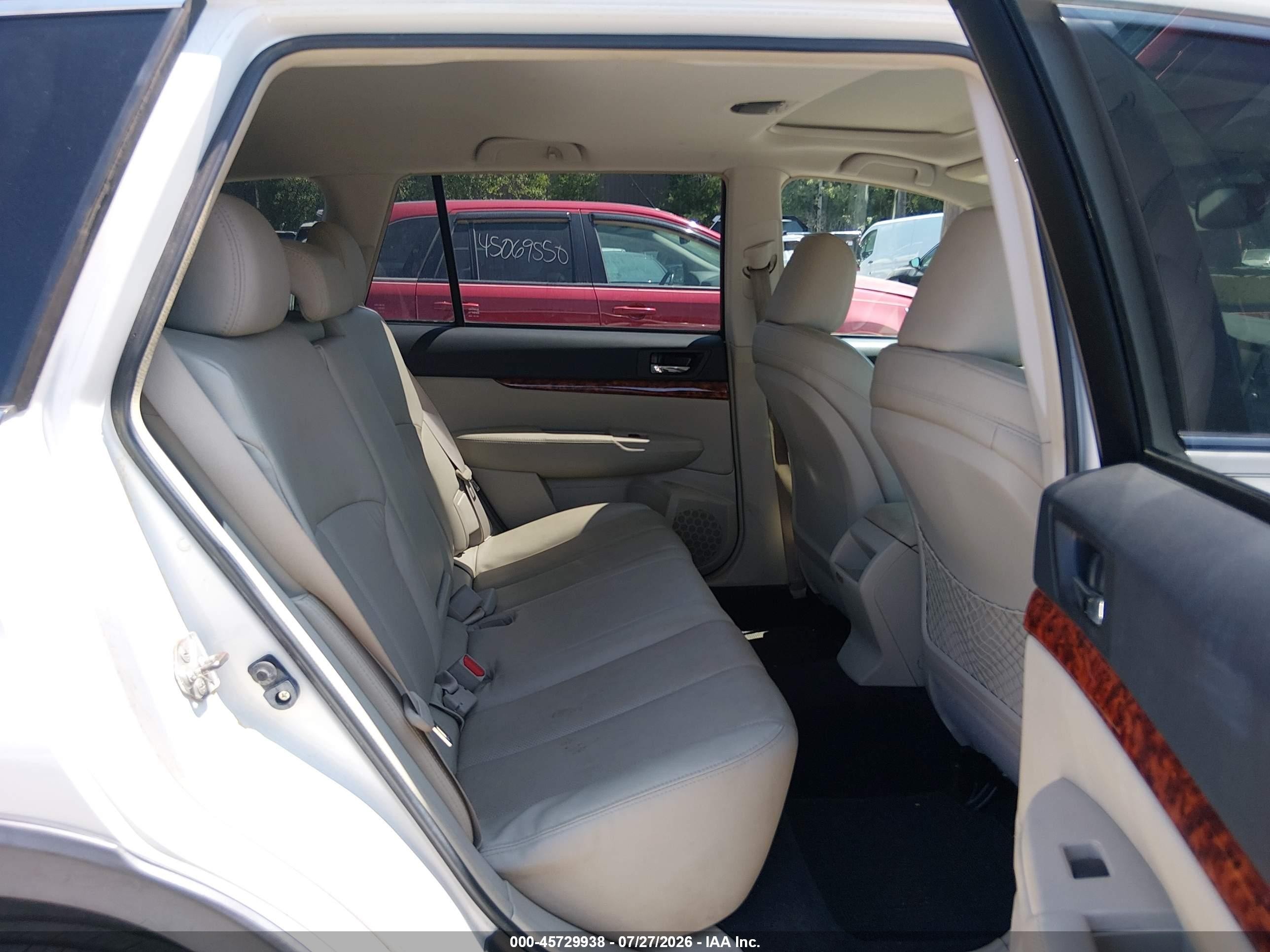 2011 Subaru Outback 2.5i Limited White vin: 4S4BRBKC7B3353012
