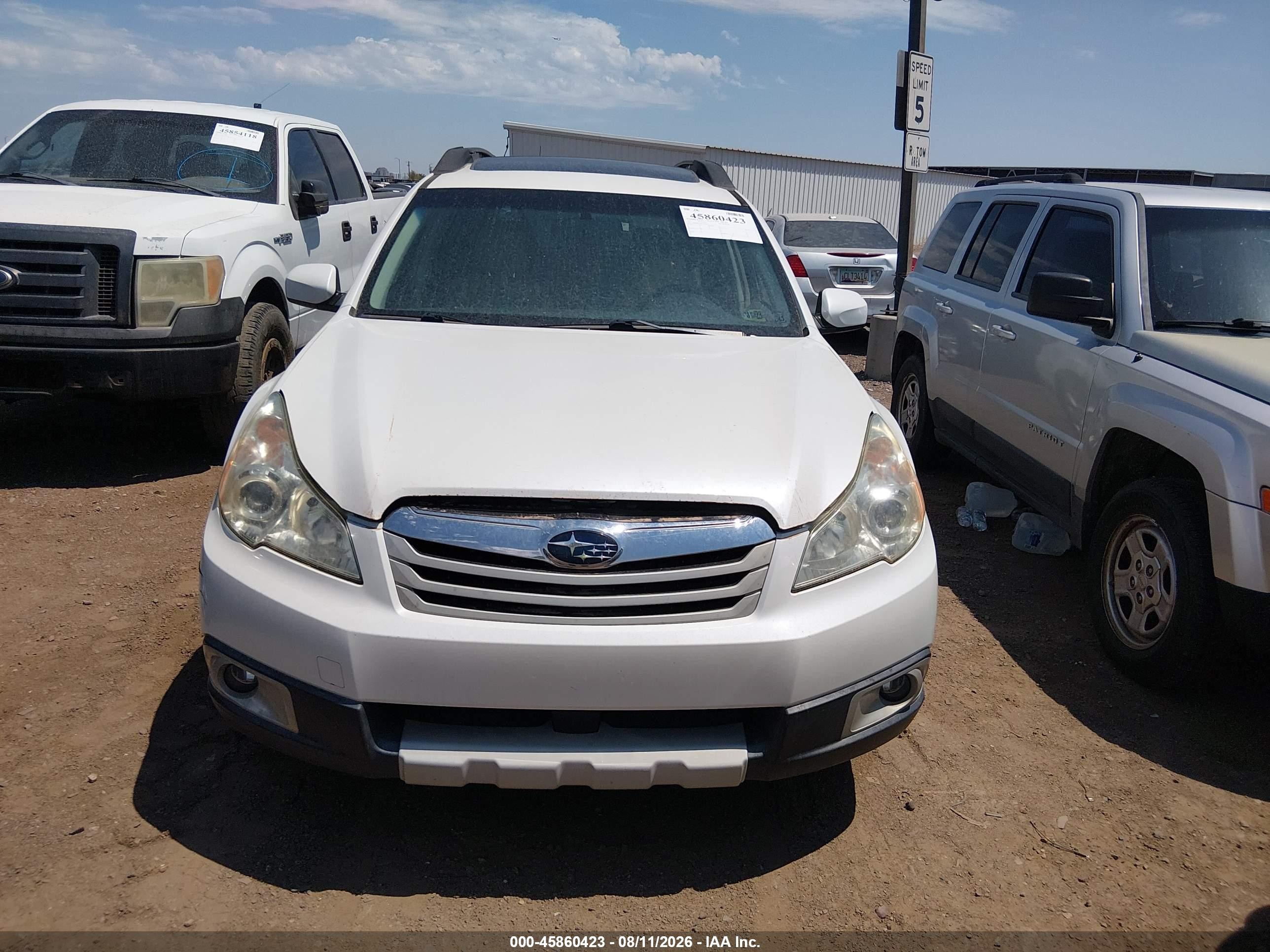 2011 Subaru Outback 2.5i Limited White vin: 4S4BRBKC8B3398055