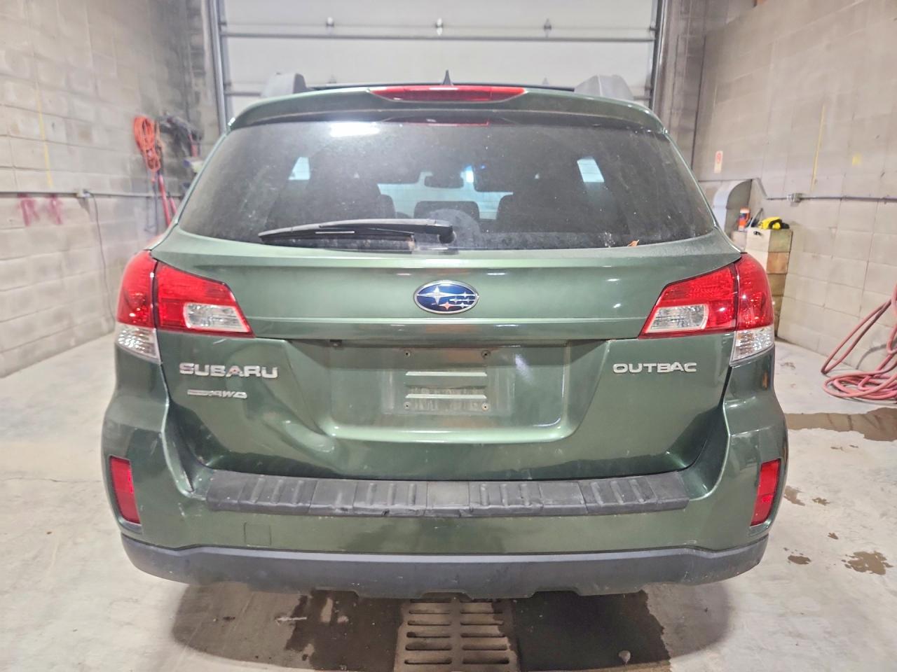 2011 Subaru Outback 2.5i Limited Green vin: 4S4BRBKC8B3421723