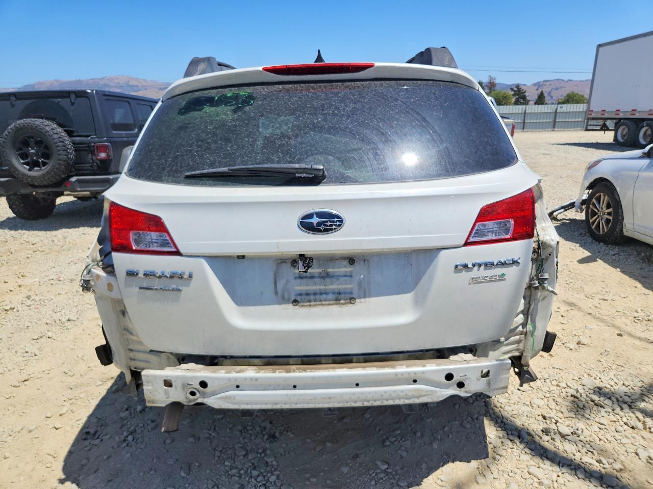 2013 Subaru Outback 2.5i Limited White vin: 4S4BRBKC8D3217670