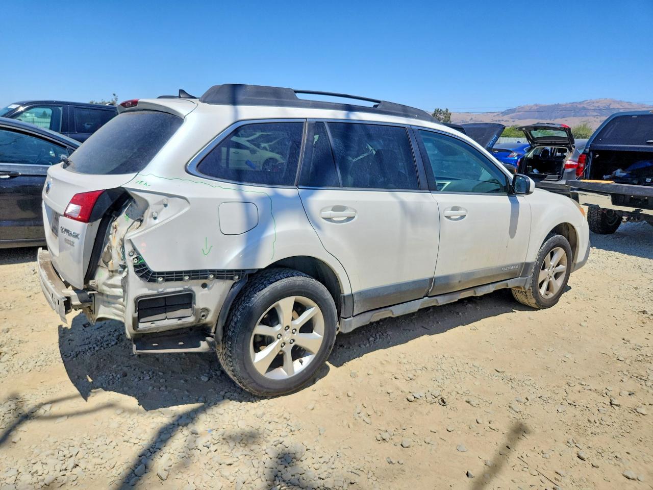 2013 Subaru Outback 2.5i Limited White vin: 4S4BRBKC8D3217670