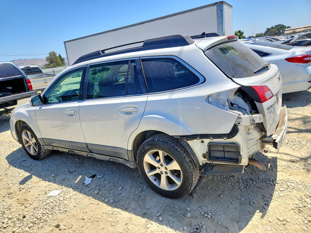2013 Subaru Outback 2.5i Limited White vin: 4S4BRBKC8D3217670