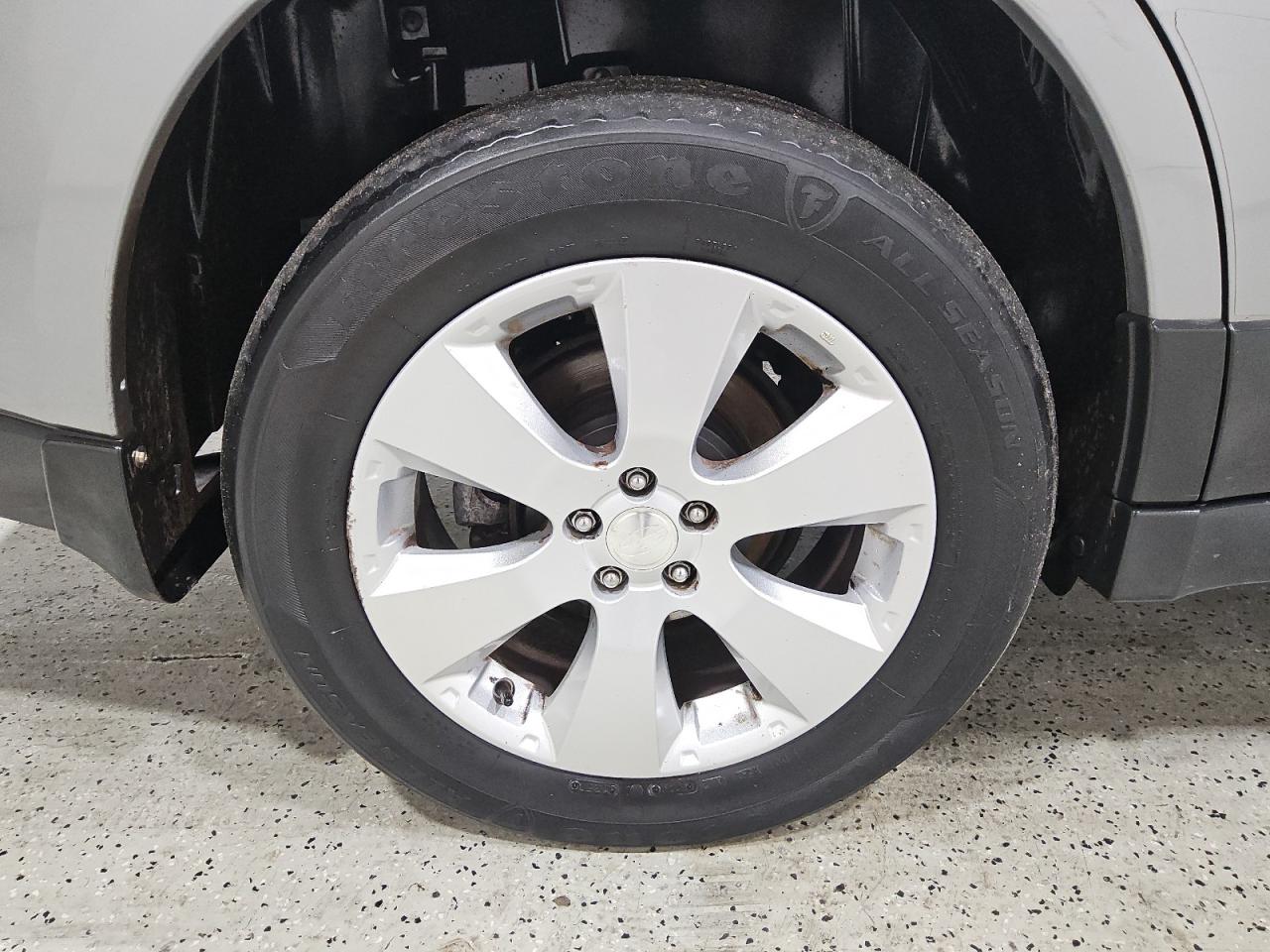 2011 Subaru Outback 2.5i Limited Серый vin: 4S4BRBKC9B3315183 Damage: Right Rear Tire, Worn, Replacement Required