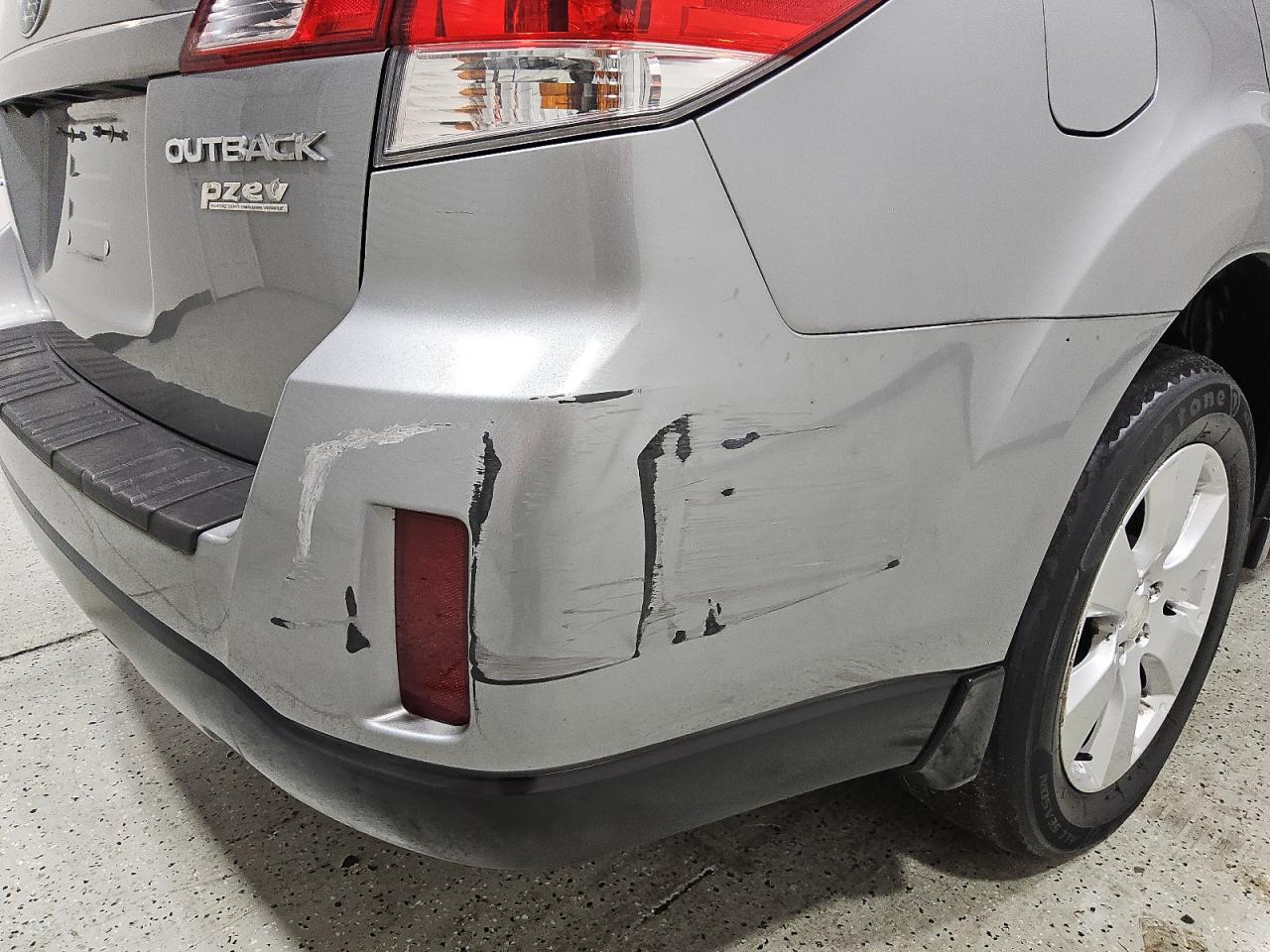 2011 Subaru Outback 2.5i Limited Серый vin: 4S4BRBKC9B3315183 Damage: Rear Bumper, Heavy Scratch, > 12 Inches