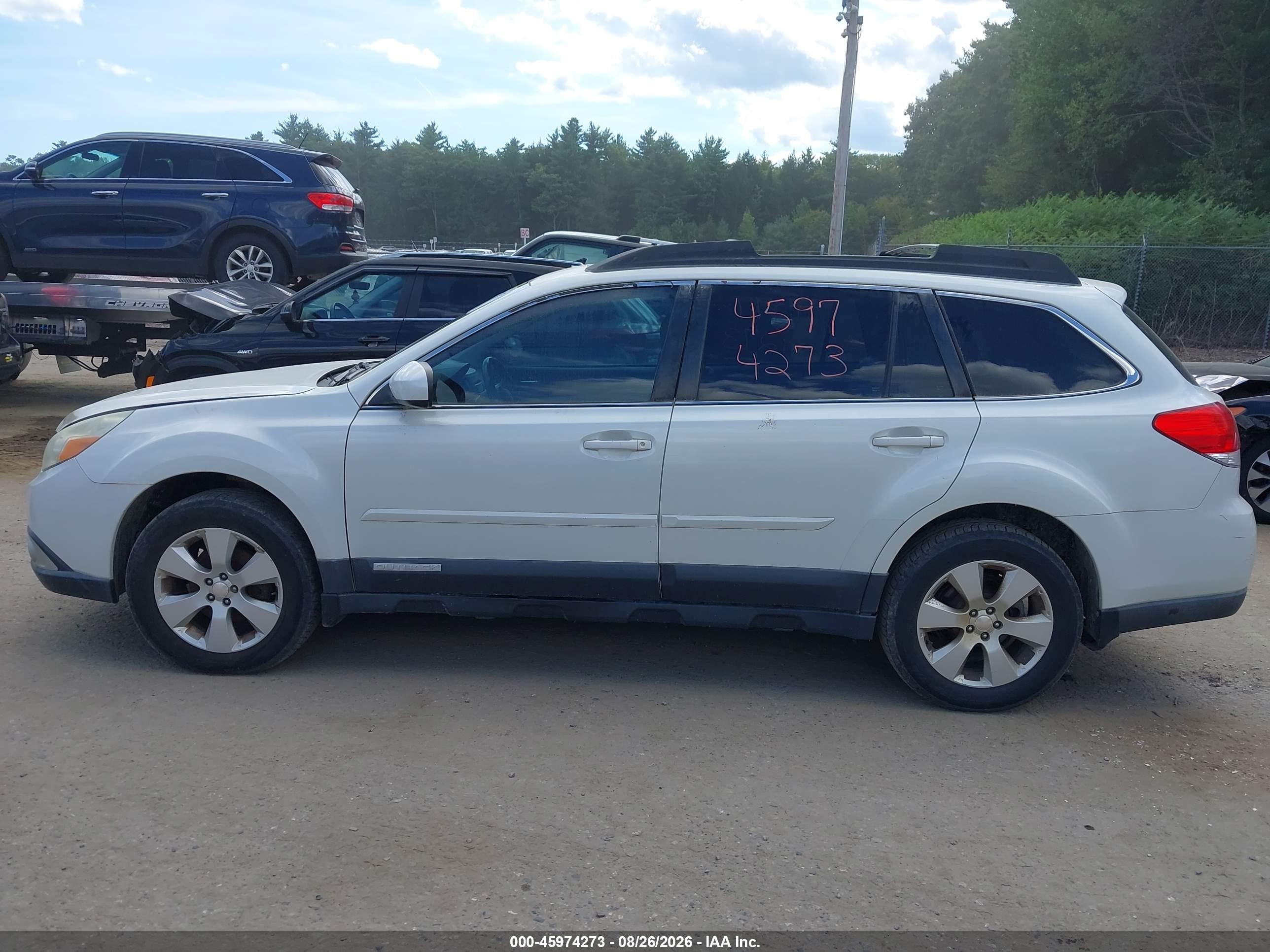 2011 Subaru Outback 2.5i Limited White vin: 4S4BRBKC9B3381751