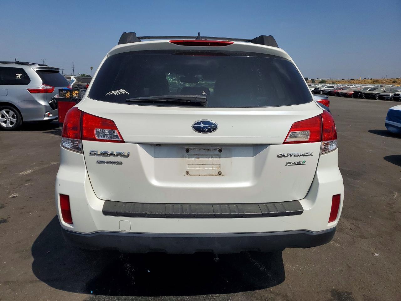 2013 Subaru Outback 2.5i Limited White vin: 4S4BRBKC9D3313601