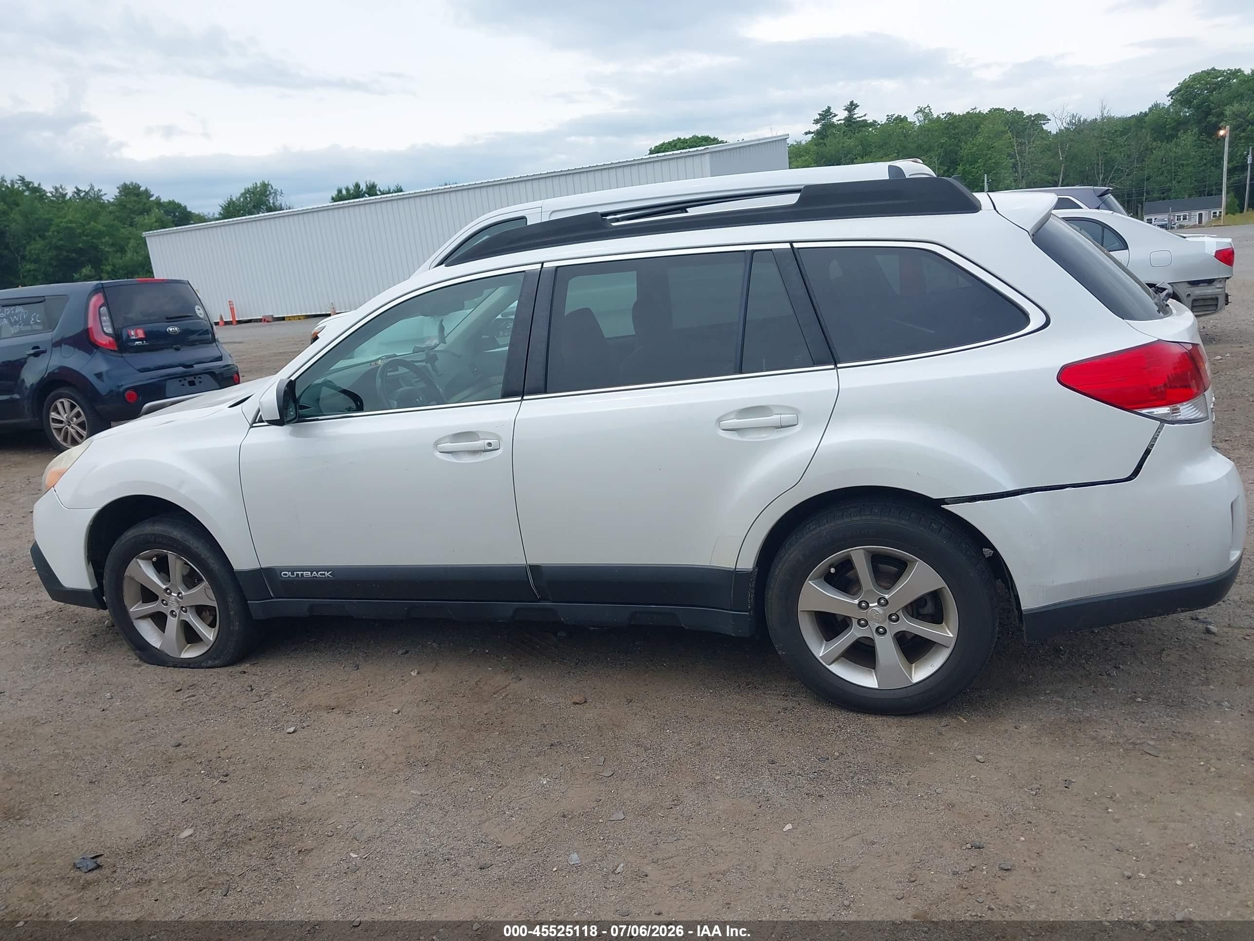 2014 Subaru Outback 2.5i Limited White vin: 4S4BRBKC9E3320906