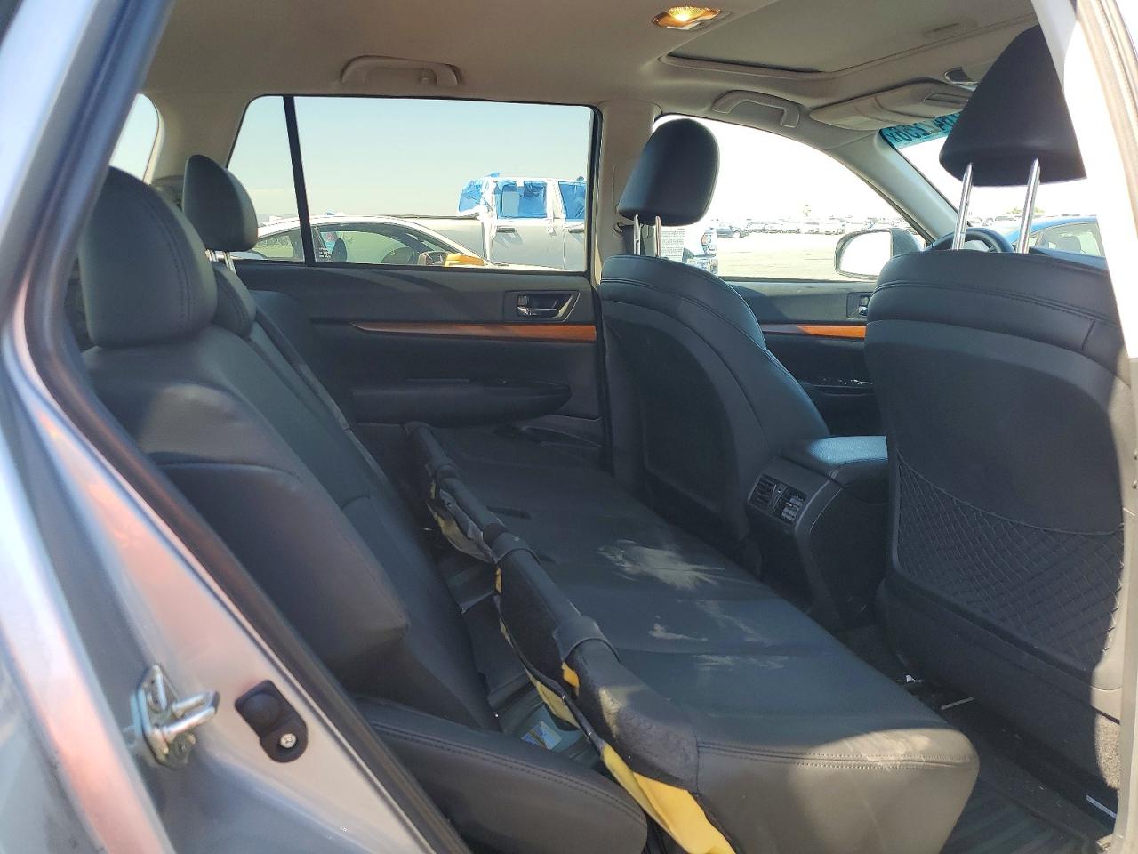 2014 Subaru Outback 2.5i Limited Серебряный vin: 4S4BRBLC0E3226587
