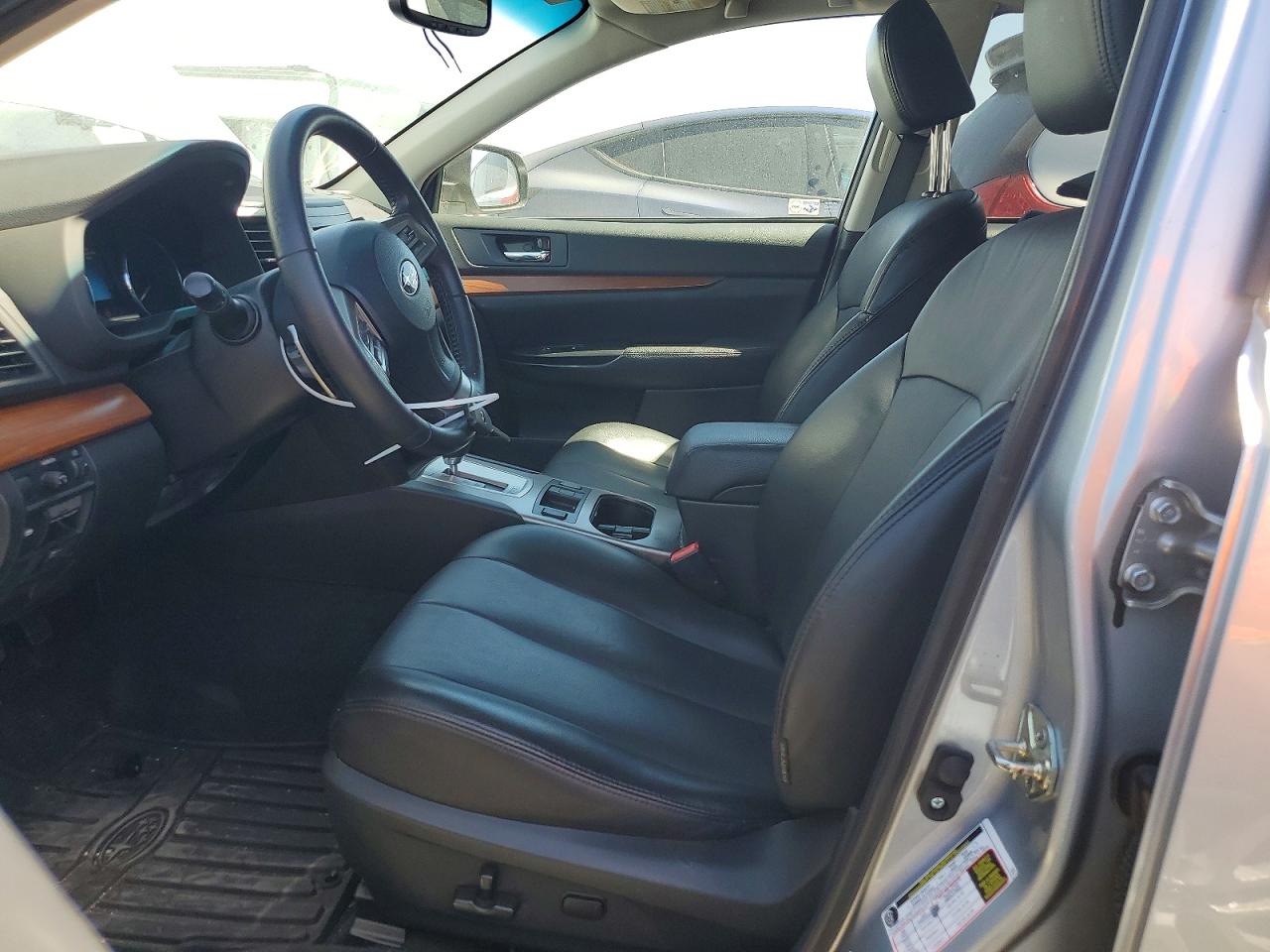 2014 Subaru Outback 2.5i Limited Серебряный vin: 4S4BRBLC0E3226587