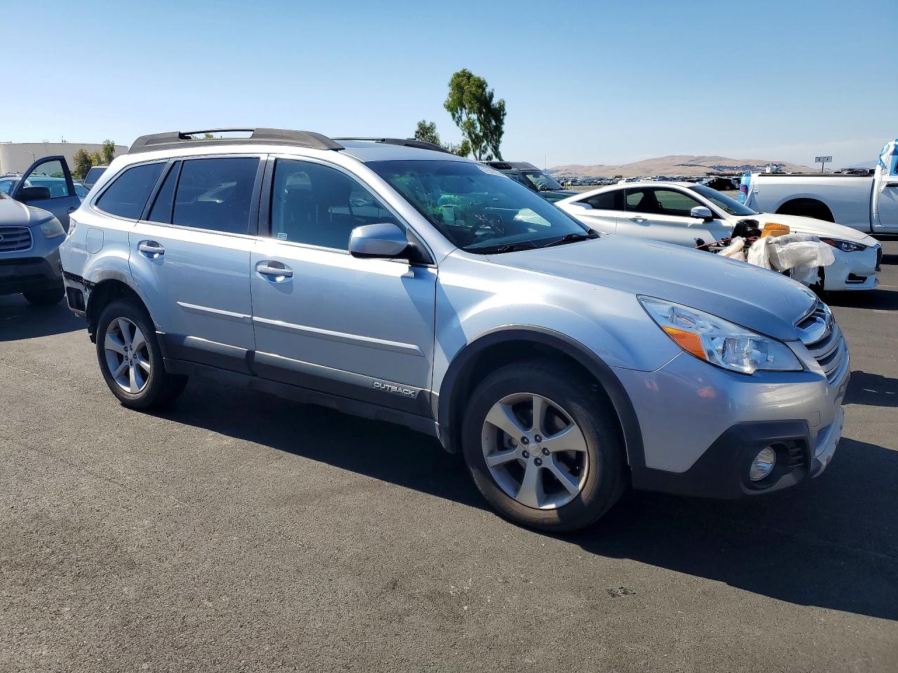 2014 Subaru Outback 2.5i Limited Серебряный vin: 4S4BRBLC0E3226587