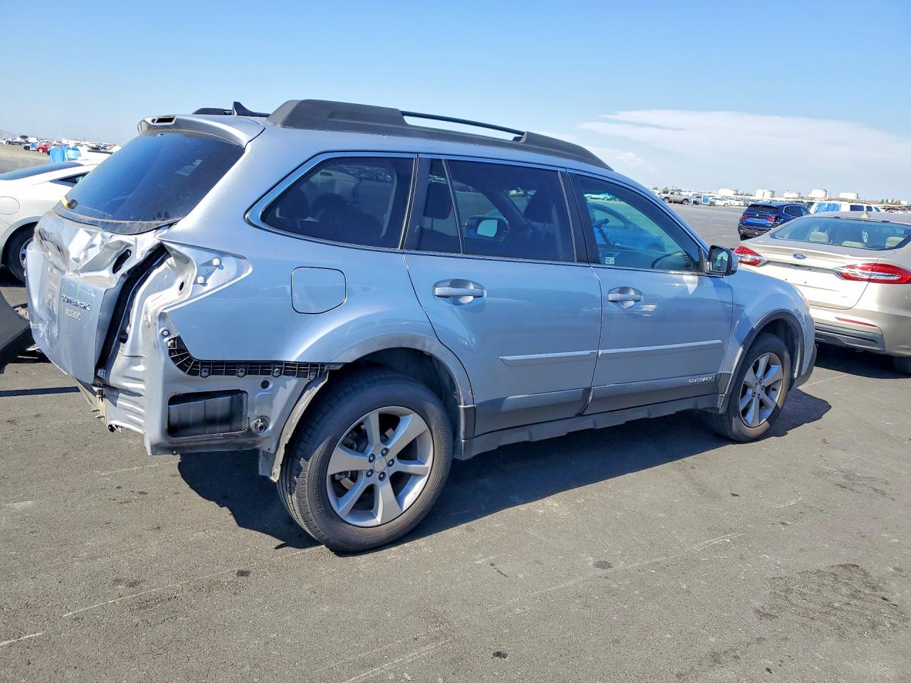 2014 Subaru Outback 2.5i Limited Серебряный vin: 4S4BRBLC0E3226587