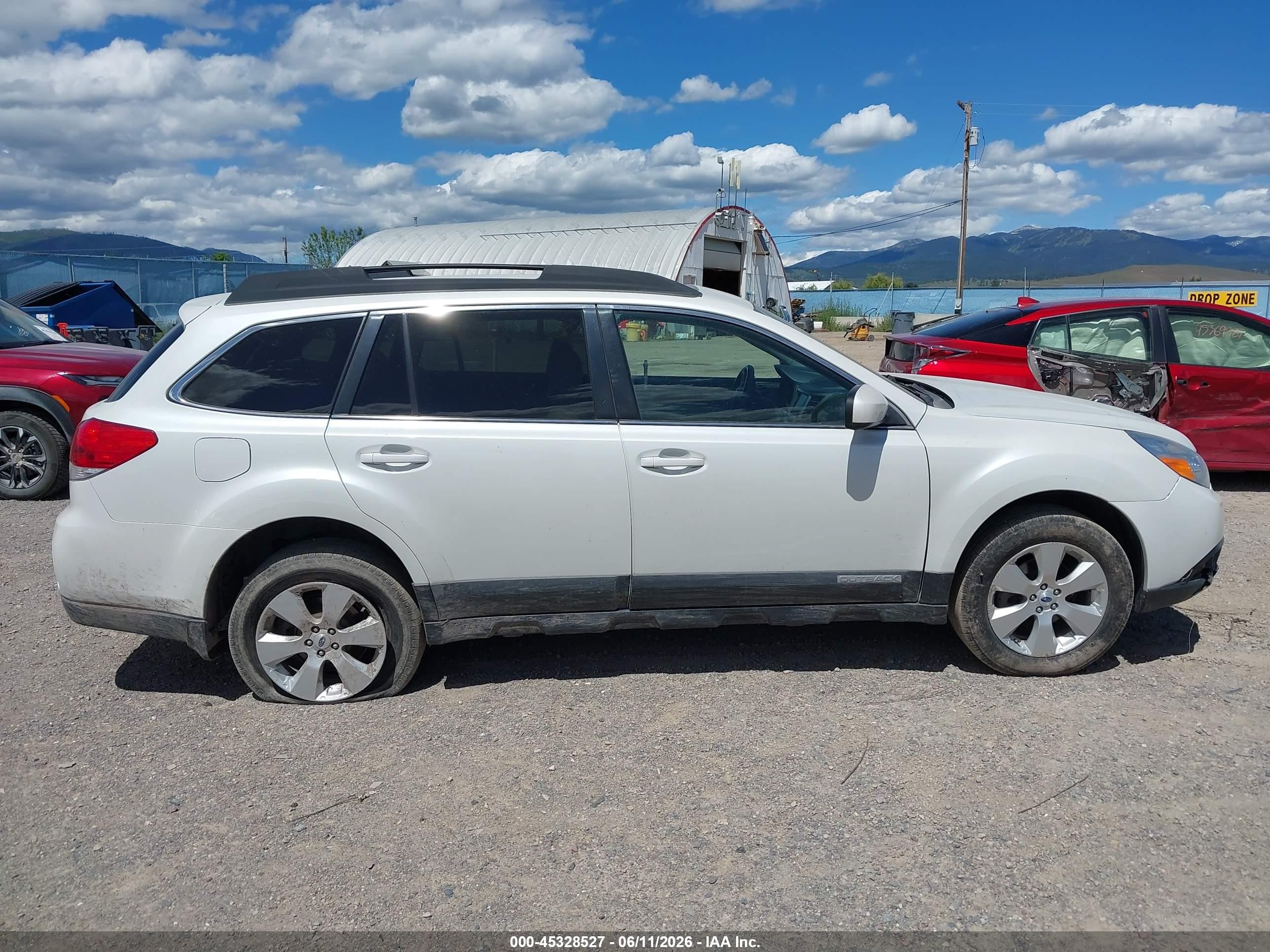 2012 Subaru Outback 2.5i Limited White vin: 4S4BRBLC1C3238504