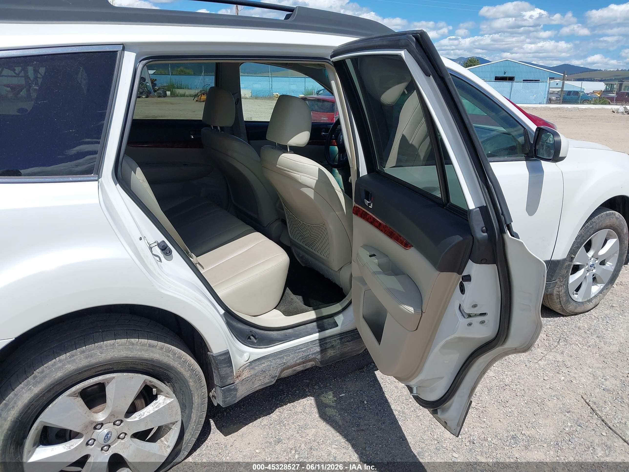 2012 Subaru Outback 2.5i Limited White vin: 4S4BRBLC1C3238504