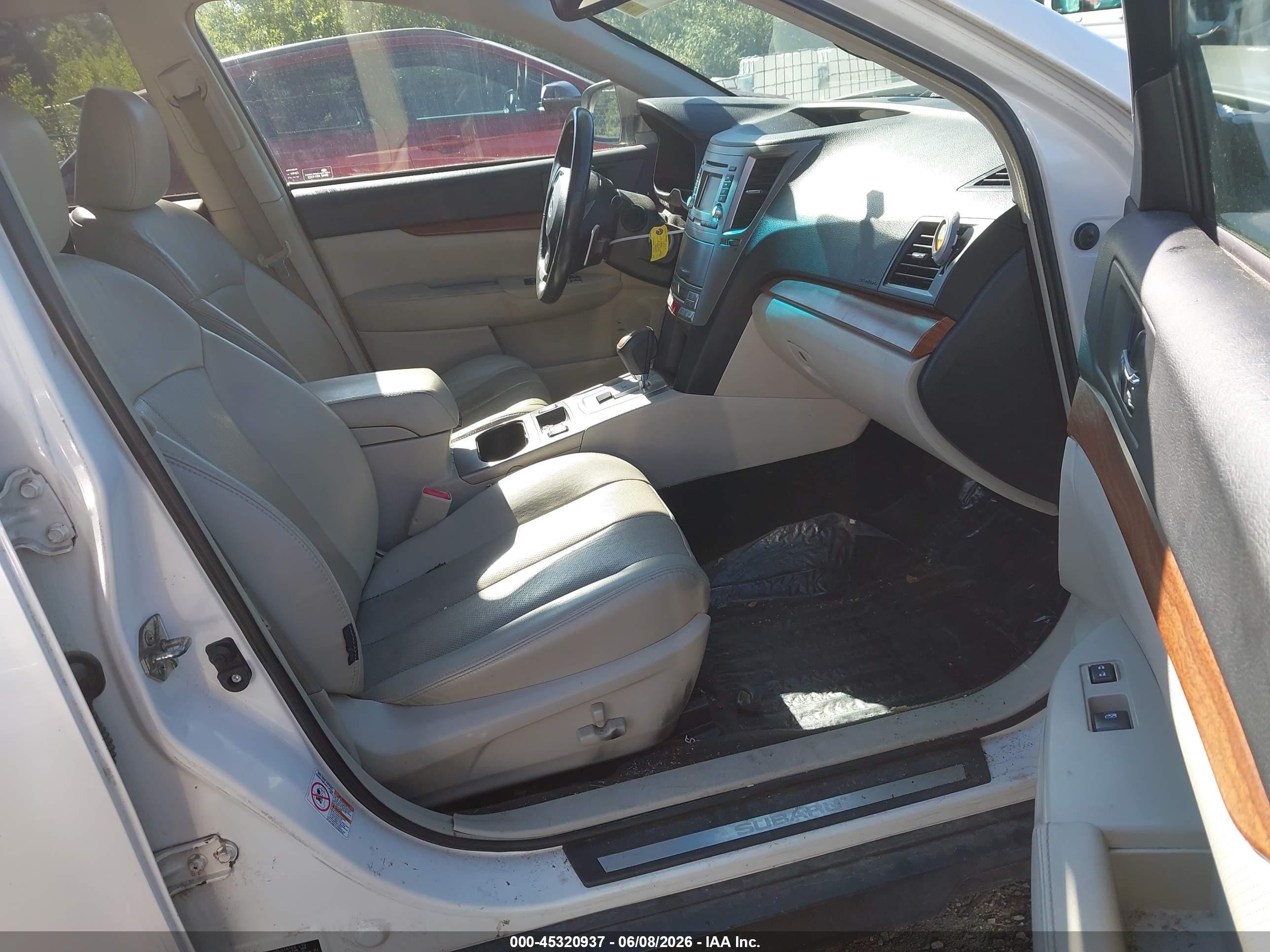 2014 Subaru Outback 2.5i Limited White vin: 4S4BRBLC1E3241535