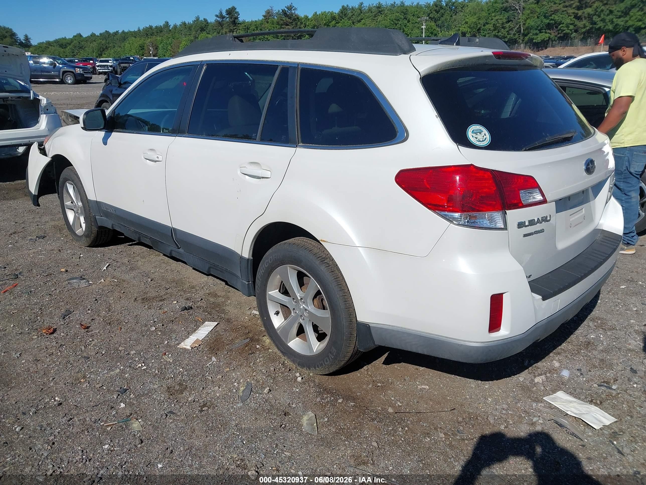 2014 Subaru Outback 2.5i Limited White vin: 4S4BRBLC1E3241535
