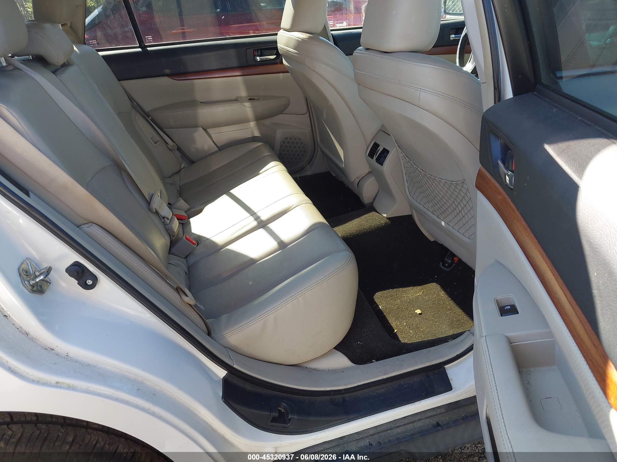 2014 Subaru Outback 2.5i Limited White vin: 4S4BRBLC1E3241535