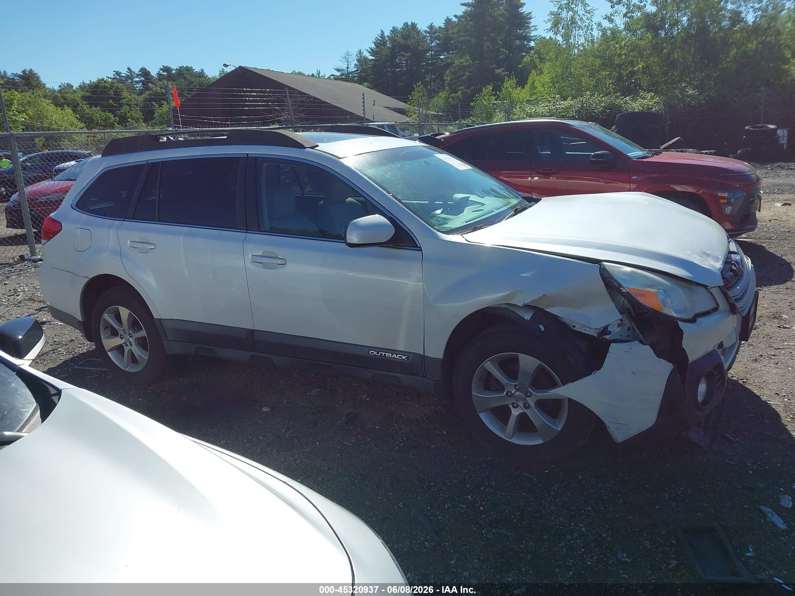 2014 Subaru Outback 2.5i Limited White vin: 4S4BRBLC1E3241535