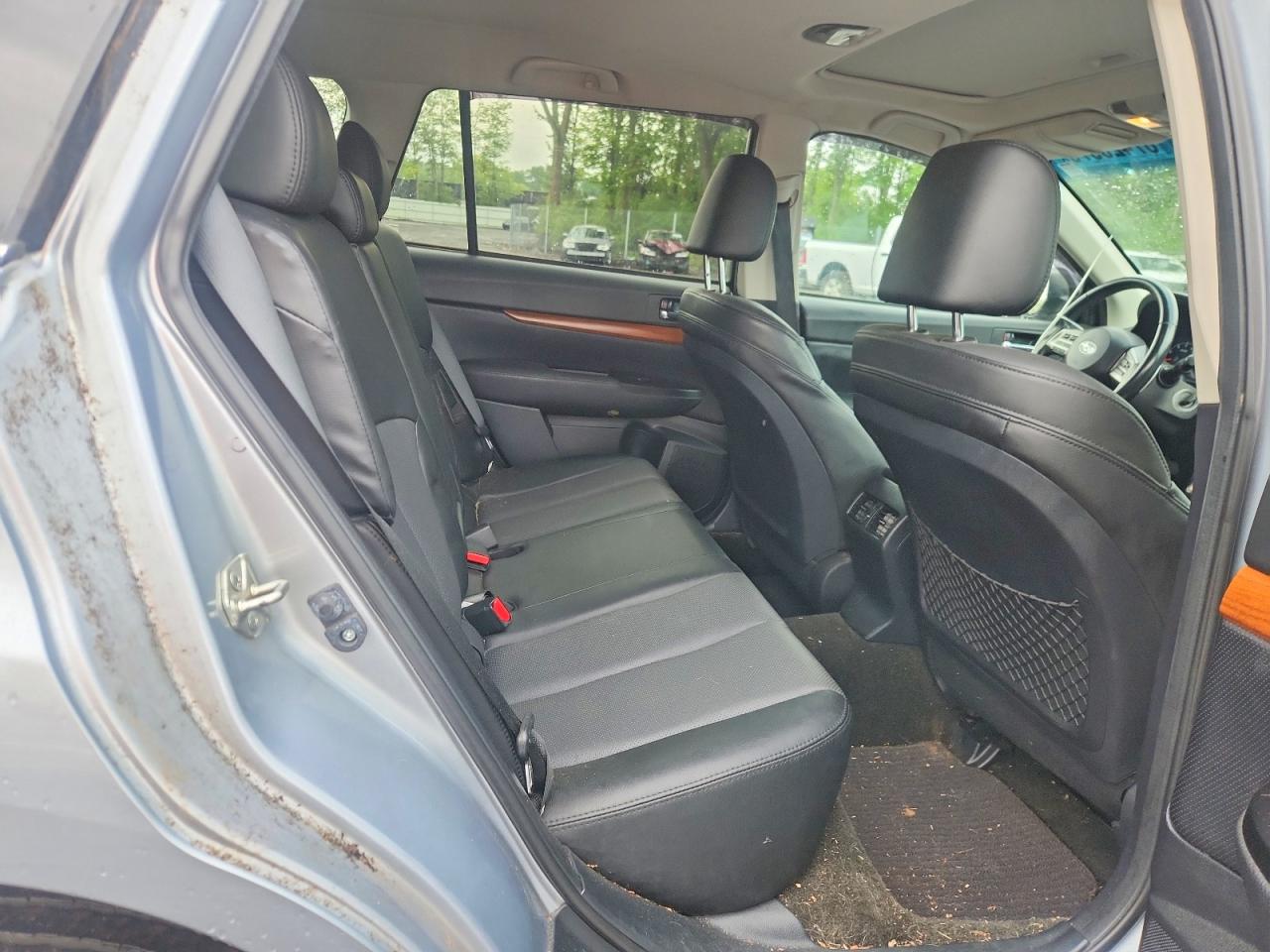 2014 Subaru Outback 2.5i Limited Серебряный vin: 4S4BRBLC2E3274172