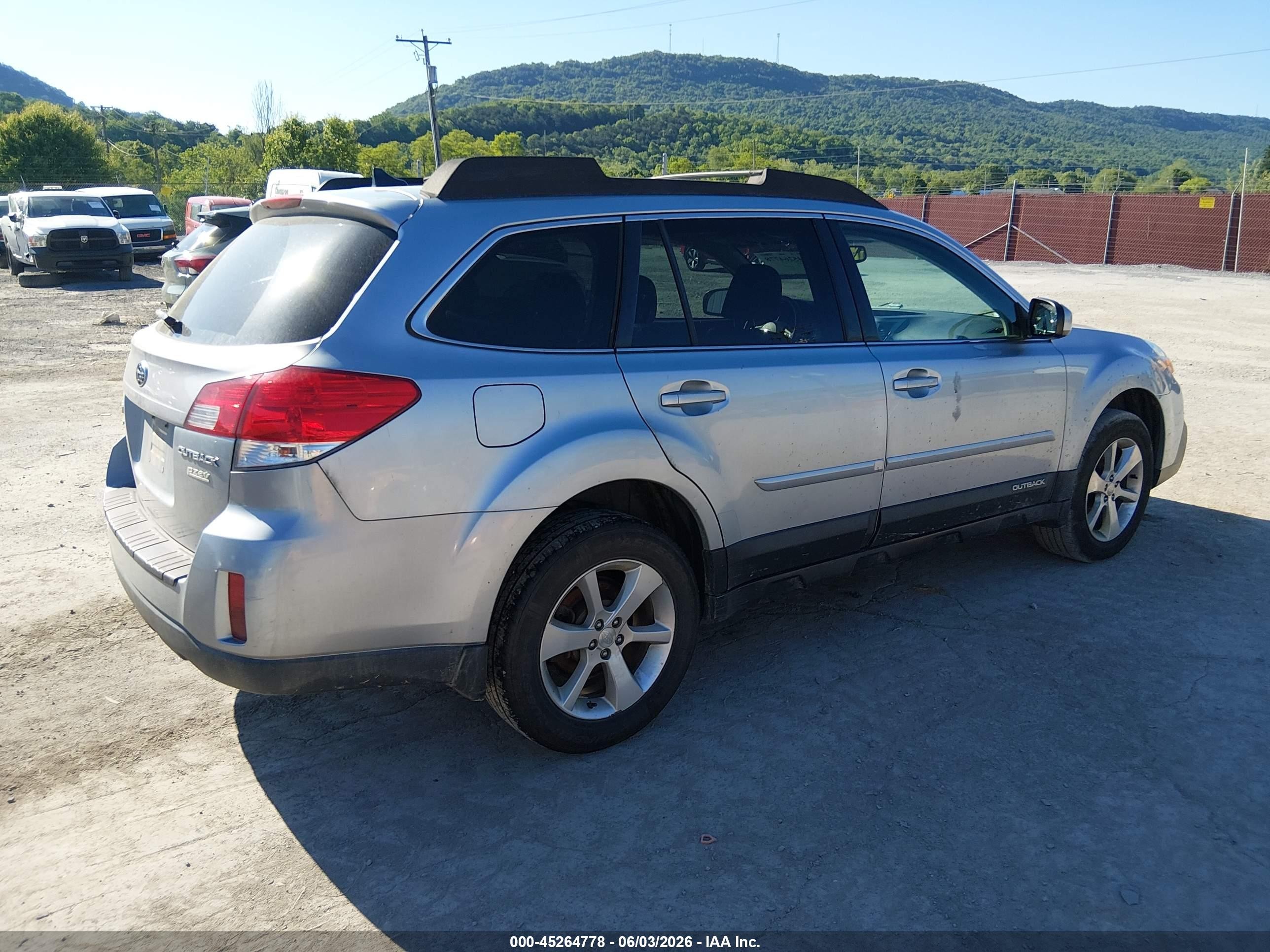 2014 Subaru Outback 2.5i Limited Silver vin: 4S4BRBLC2E3314539