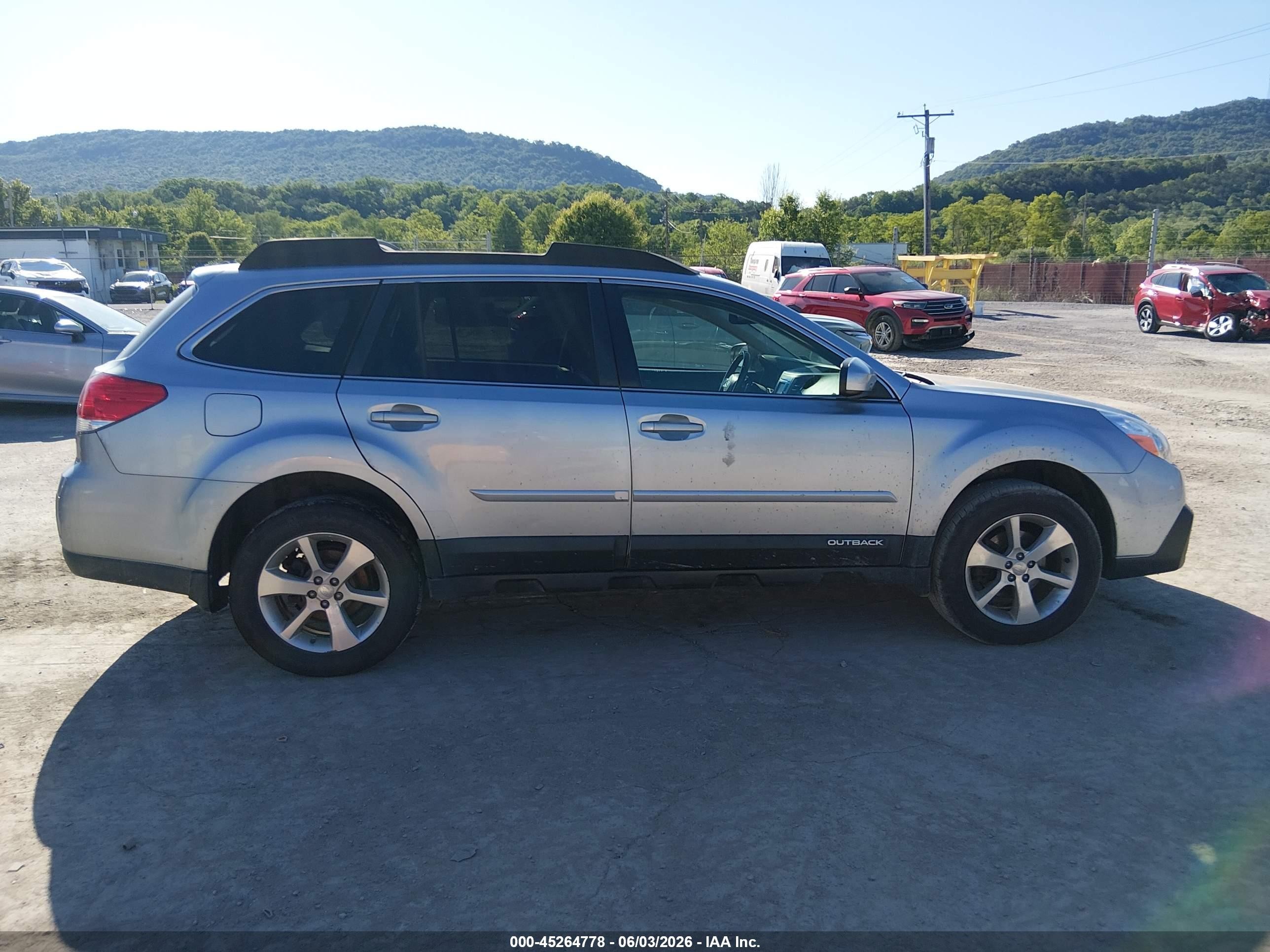 2014 Subaru Outback 2.5i Limited Silver vin: 4S4BRBLC2E3314539