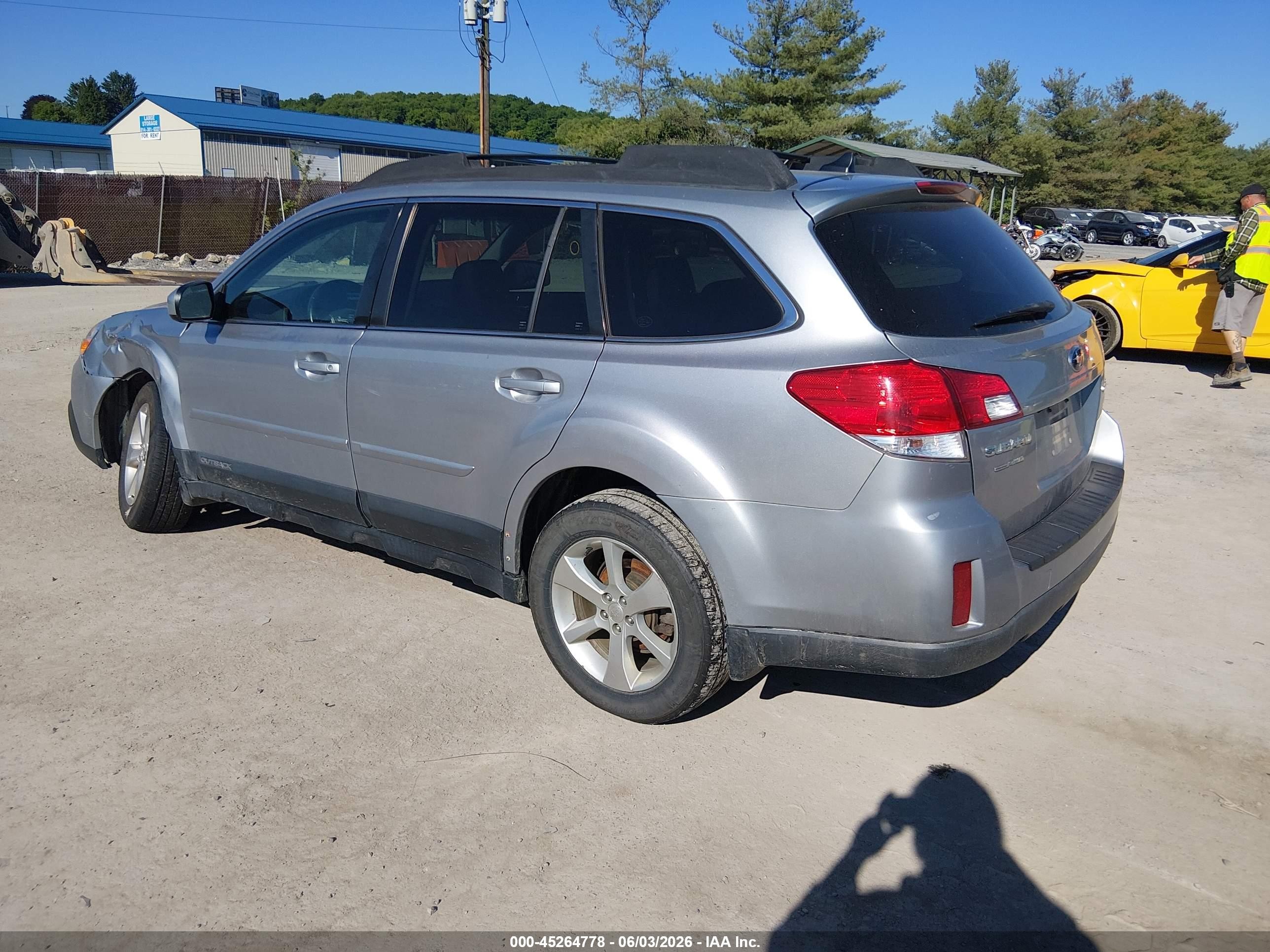 2014 Subaru Outback 2.5i Limited Silver vin: 4S4BRBLC2E3314539