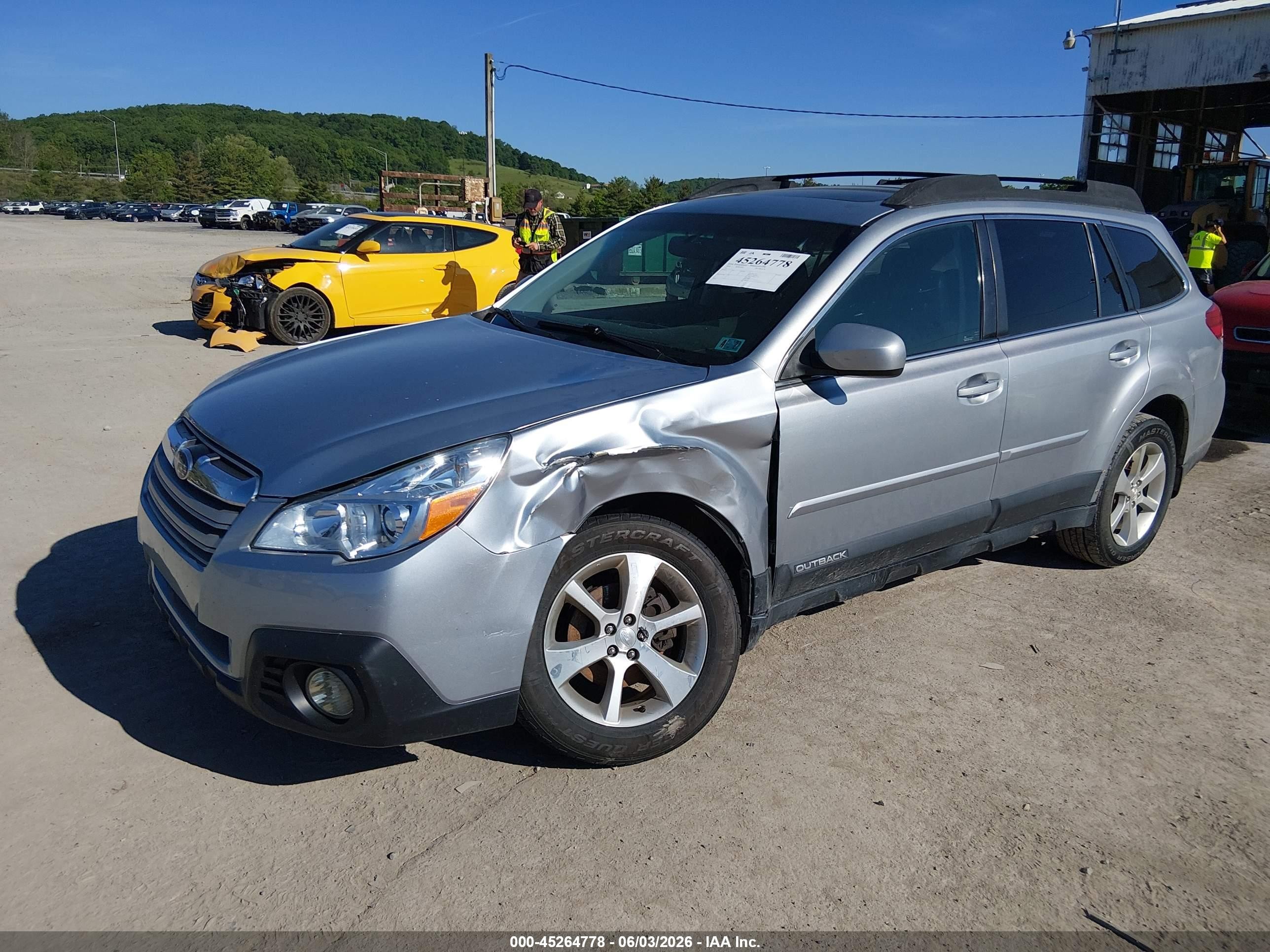 2014 Subaru Outback 2.5i Limited Silver vin: 4S4BRBLC2E3314539