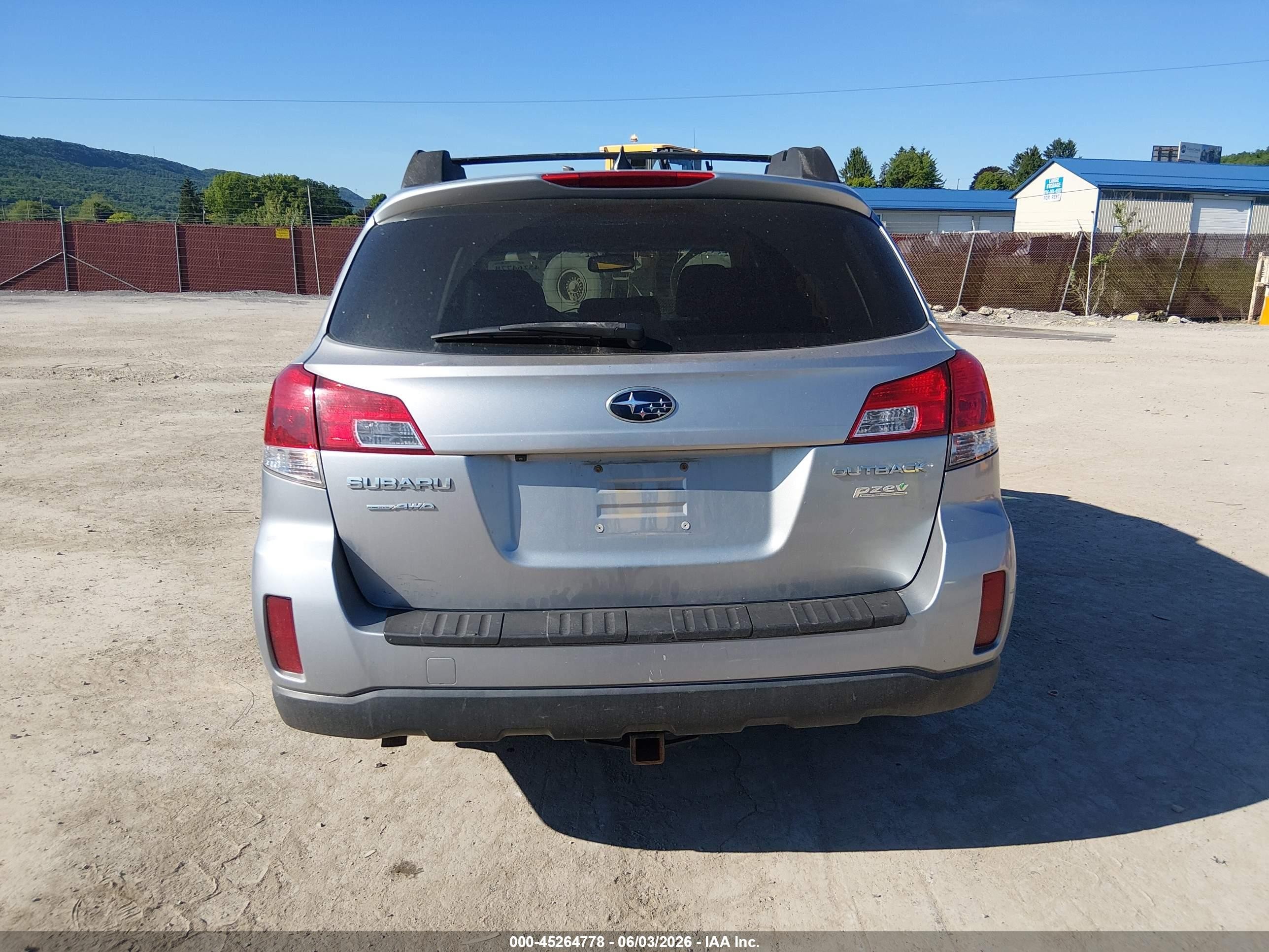 2014 Subaru Outback 2.5i Limited Silver vin: 4S4BRBLC2E3314539