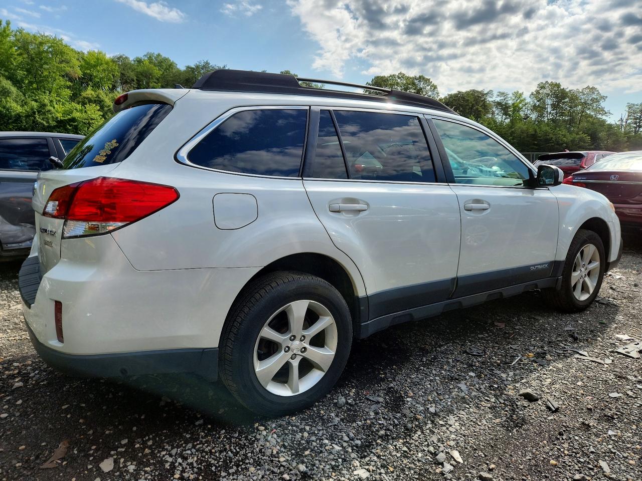 2013 Subaru Outback 2.5i Limited White vin: 4S4BRBLC3D3298771