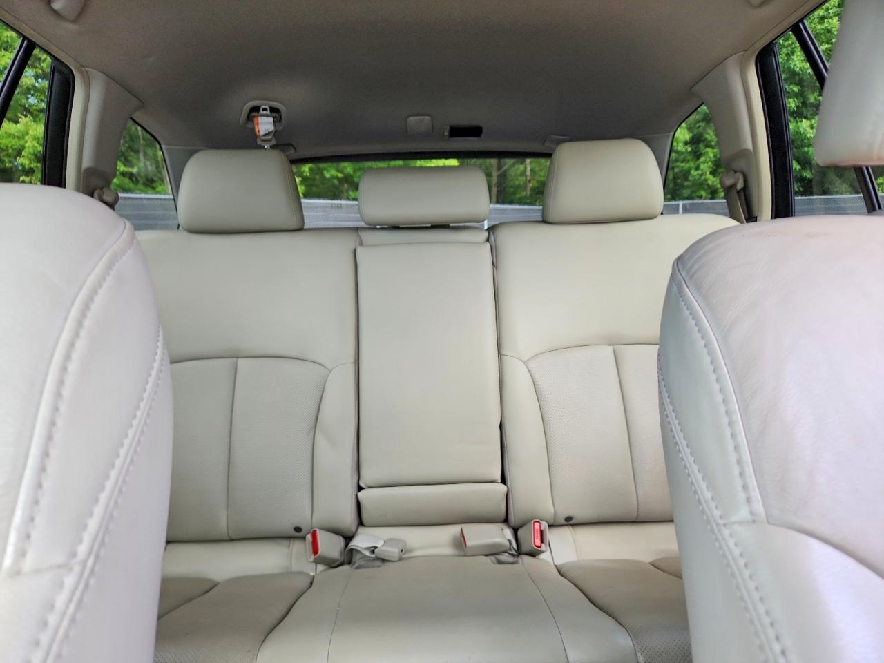 2013 Subaru Outback 2.5i Limited White vin: 4S4BRBLC3D3298771