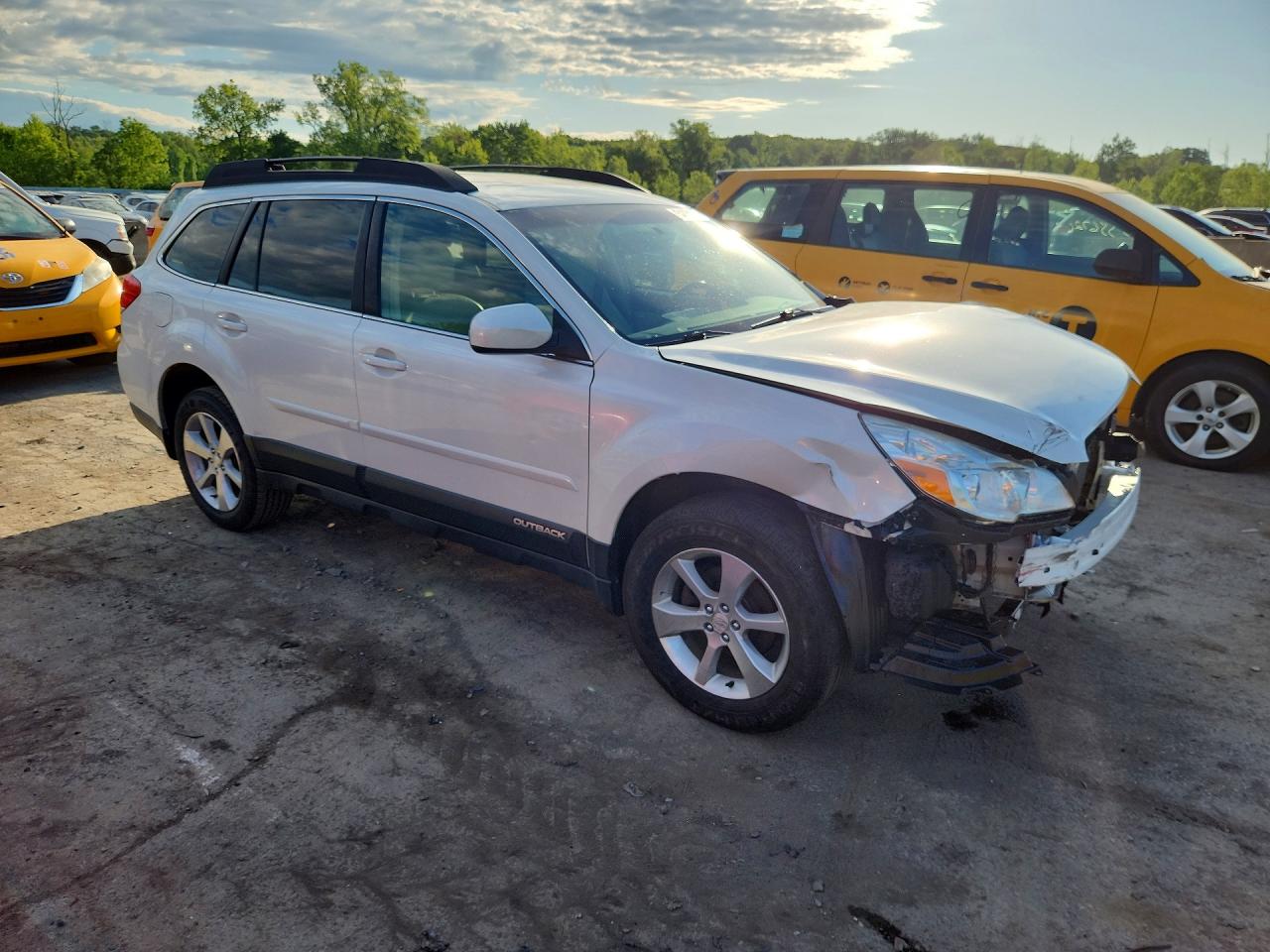 2014 Subaru Outback 2.5i Limited White vin: 4S4BRBLC3E3241407