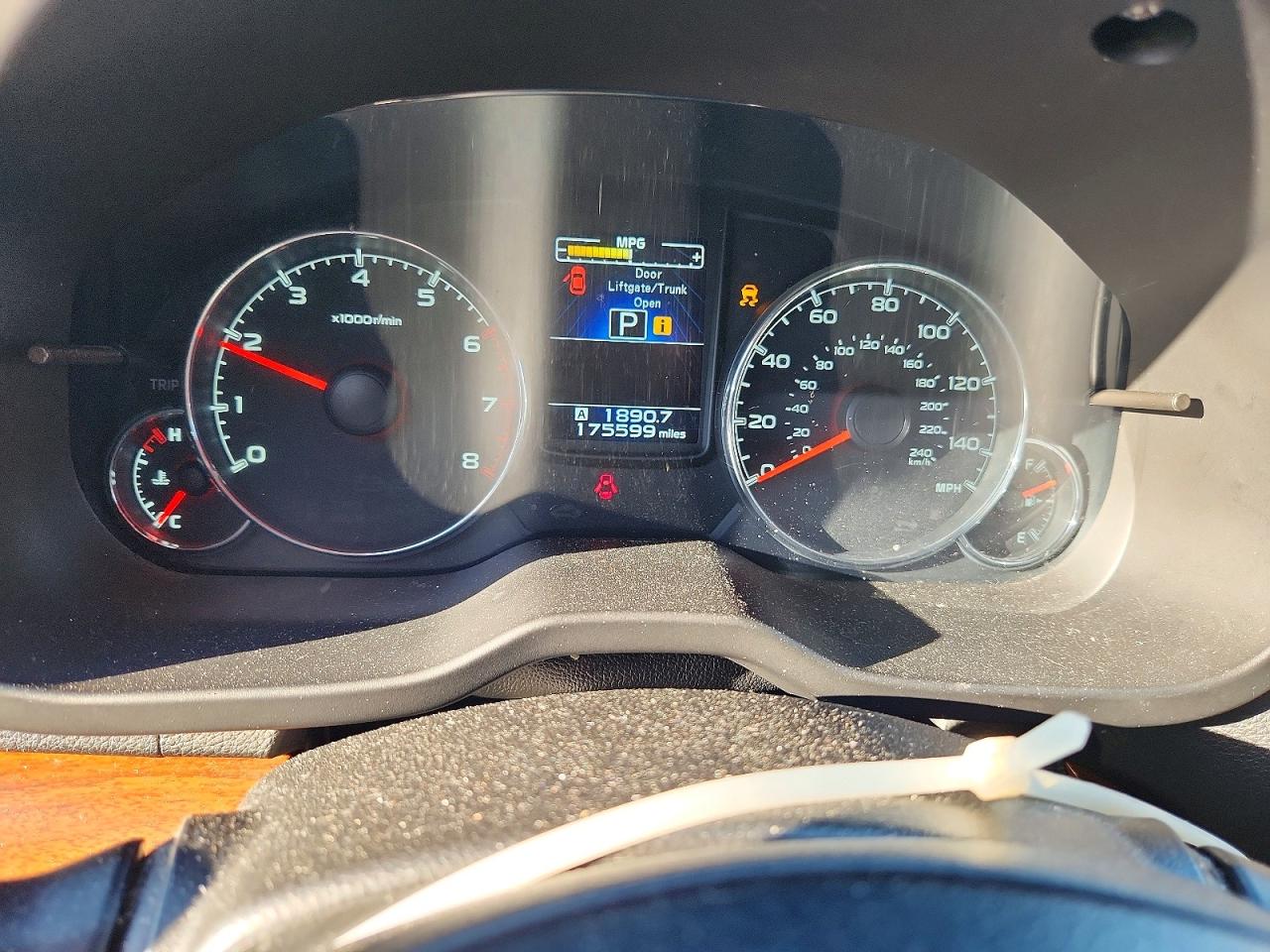 2014 Subaru Outback 2.5i Limited White vin: 4S4BRBLC3E3241407