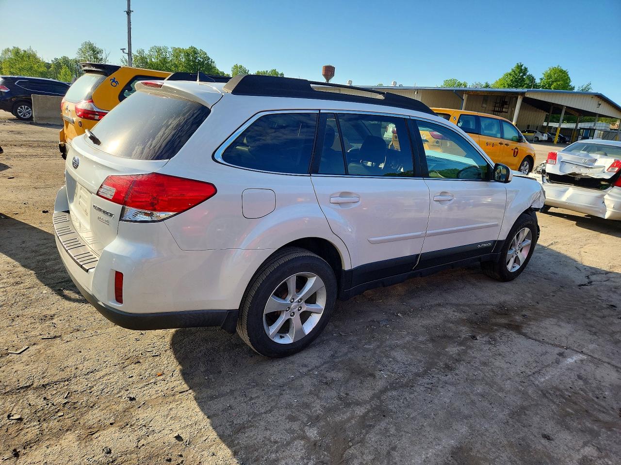 2014 Subaru Outback 2.5i Limited White vin: 4S4BRBLC3E3241407