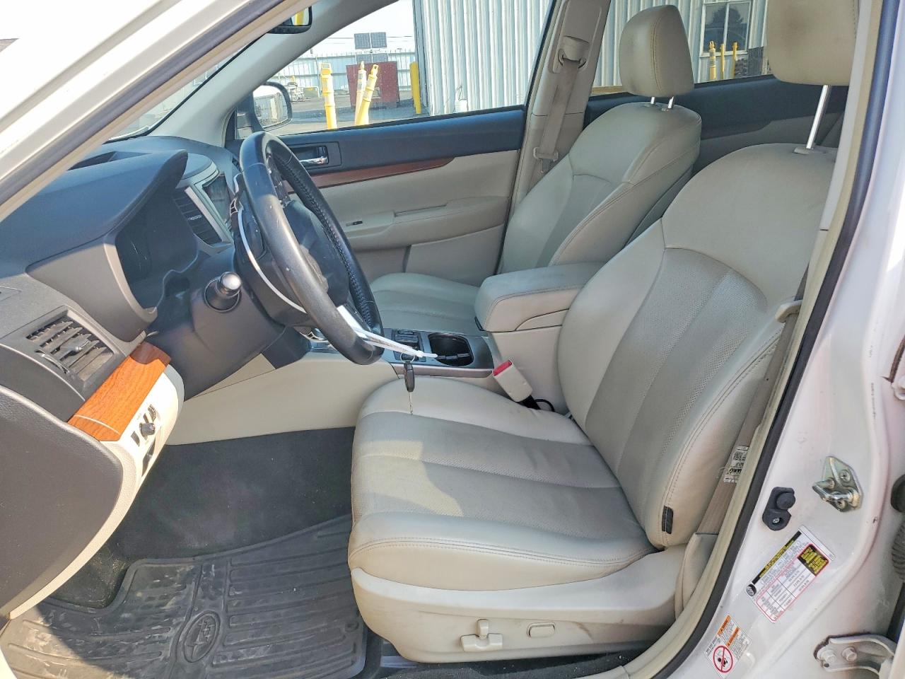 2014 Subaru Outback 2.5i Limited White vin: 4S4BRBLC3E3283429