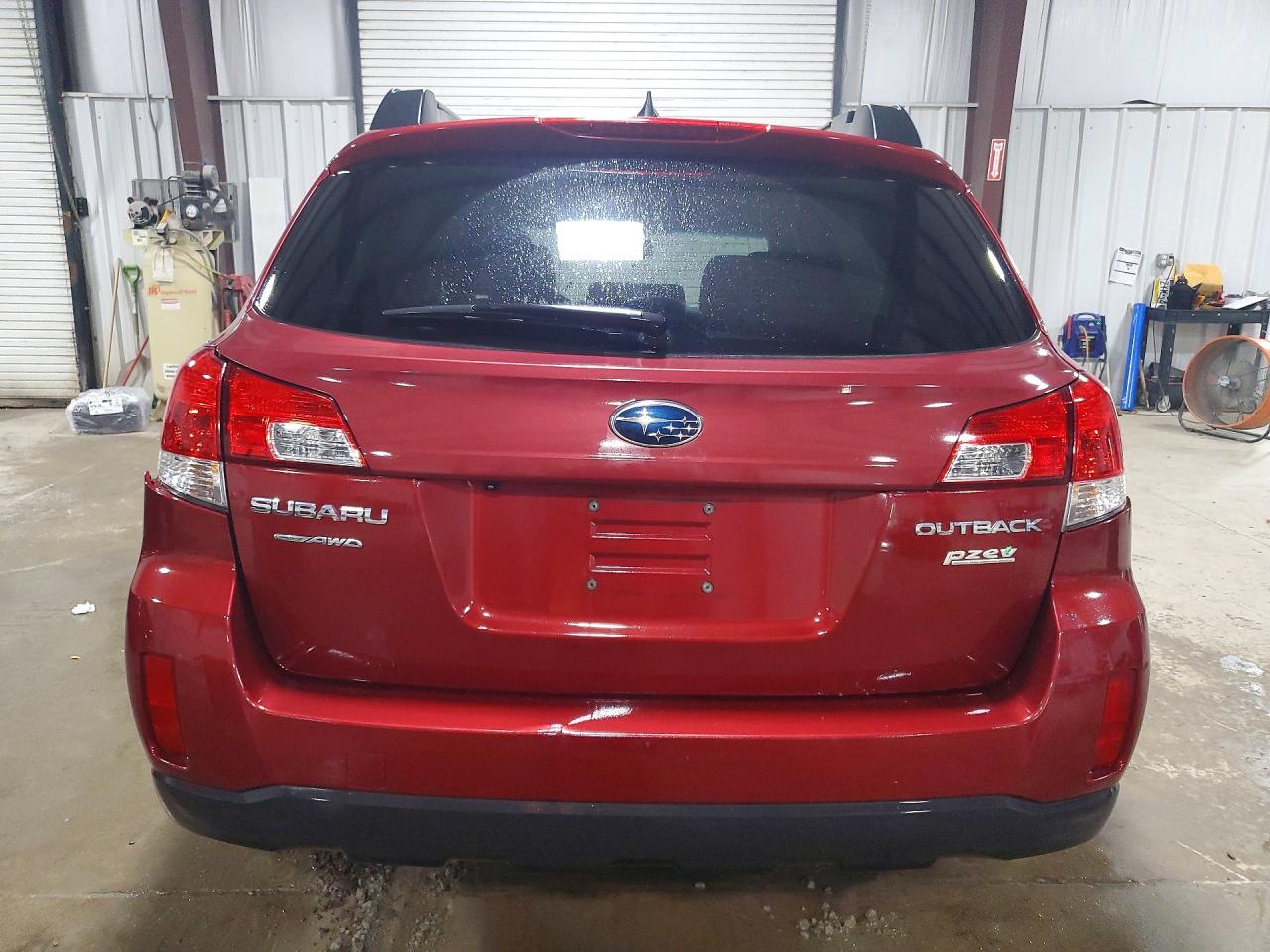 2014 Subaru Outback 2.5i Limited Red vin: 4S4BRBLC4E3204723