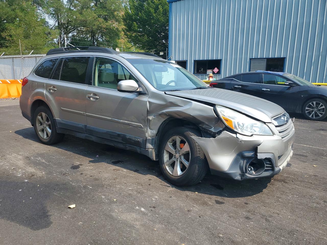 2014 Subaru Outback 2.5i Limited Beige vin: 4S4BRBLC5E3231798