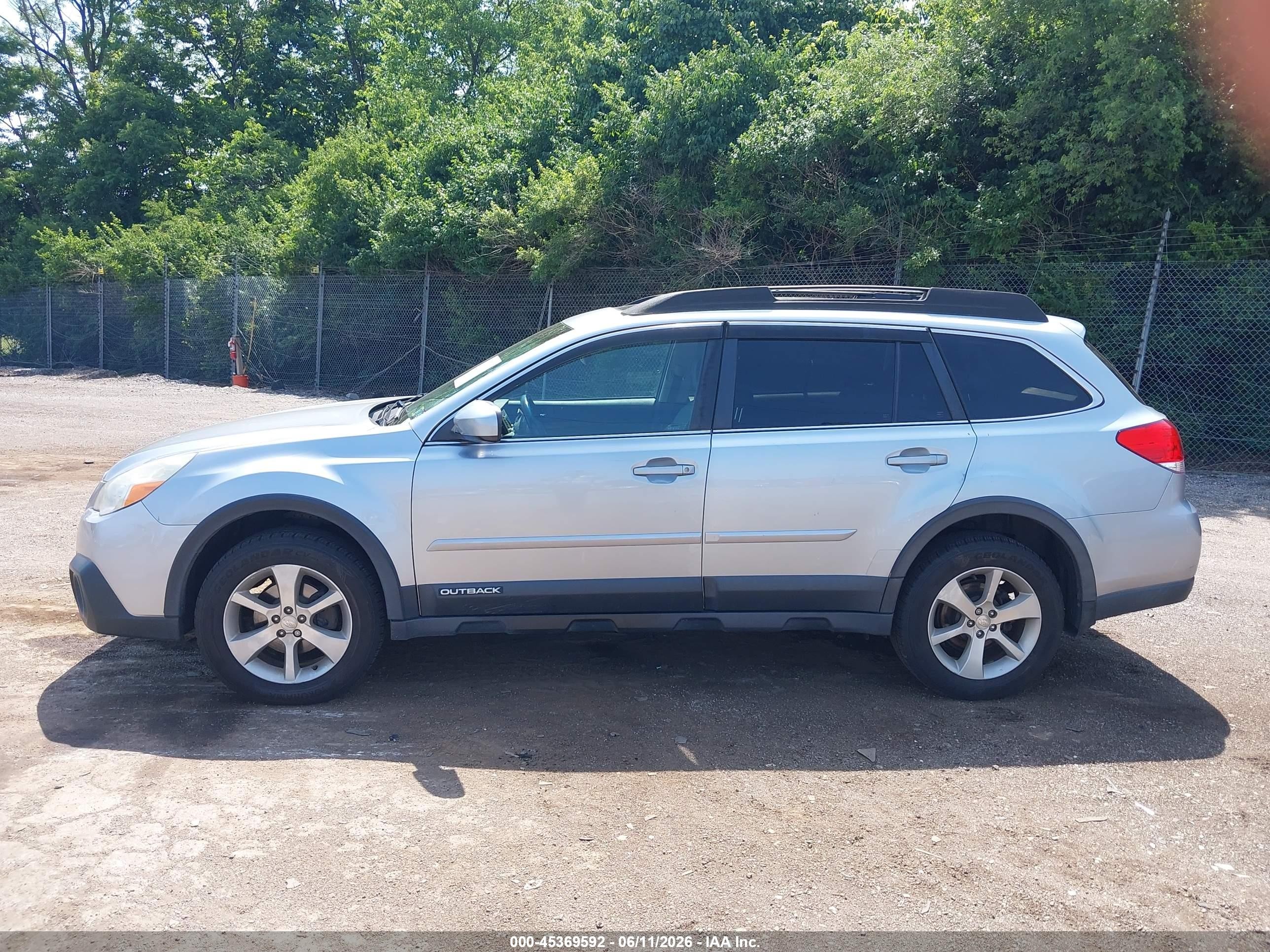 2014 Subaru Outback 2.5i Limited Silver vin: 4S4BRBLC5E3288065