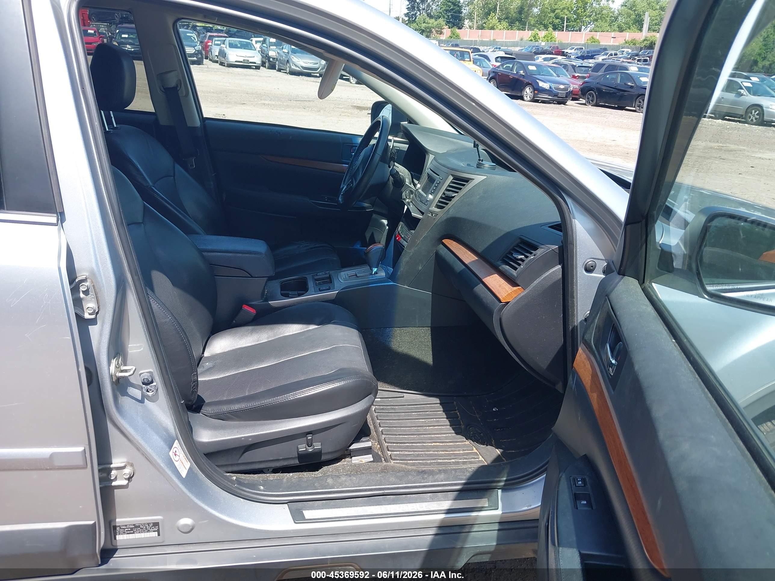 2014 Subaru Outback 2.5i Limited Silver vin: 4S4BRBLC5E3288065