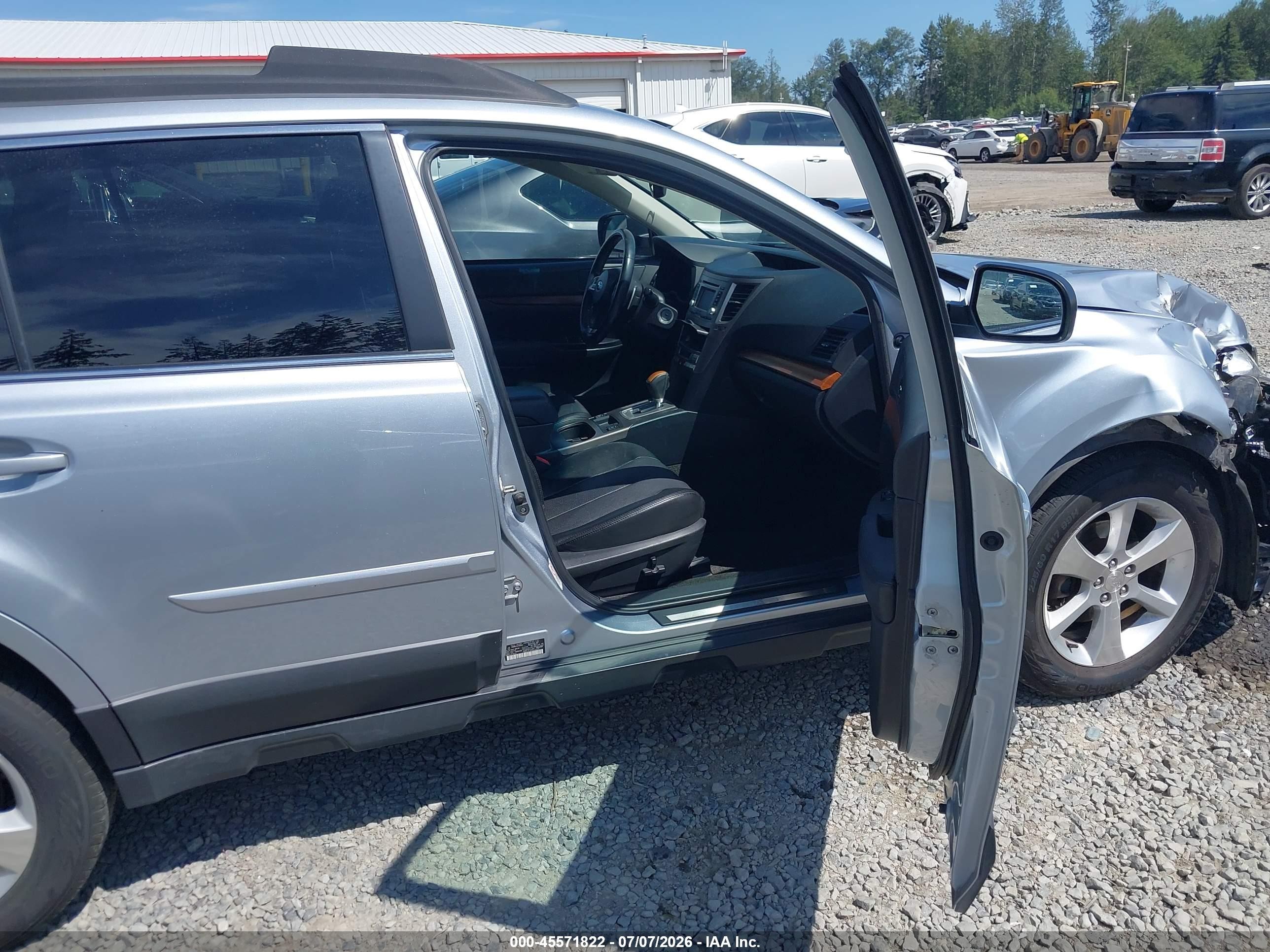 2014 Subaru Outback 2.5i Limited Silver vin: 4S4BRBLC6E3255849
