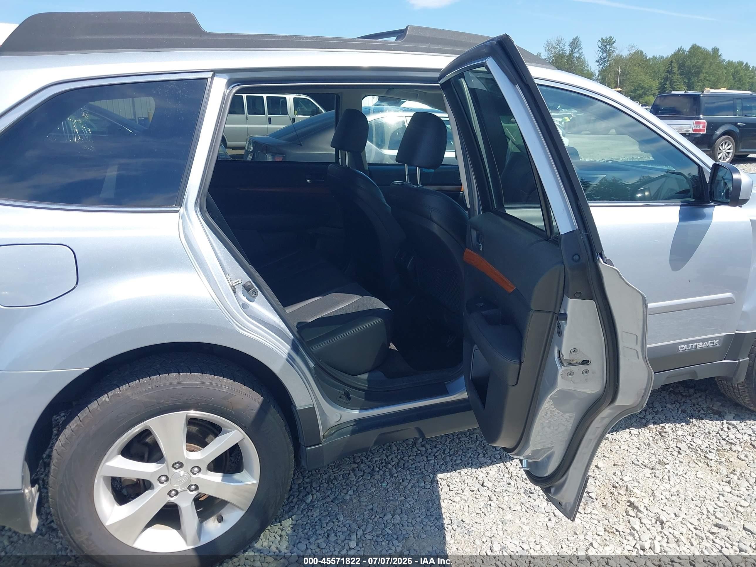 2014 Subaru Outback 2.5i Limited Silver vin: 4S4BRBLC6E3255849