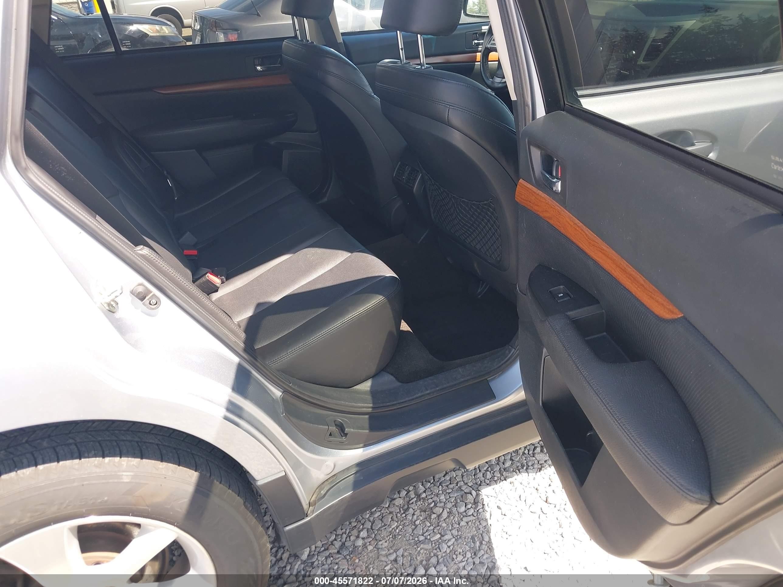 2014 Subaru Outback 2.5i Limited Silver vin: 4S4BRBLC6E3255849