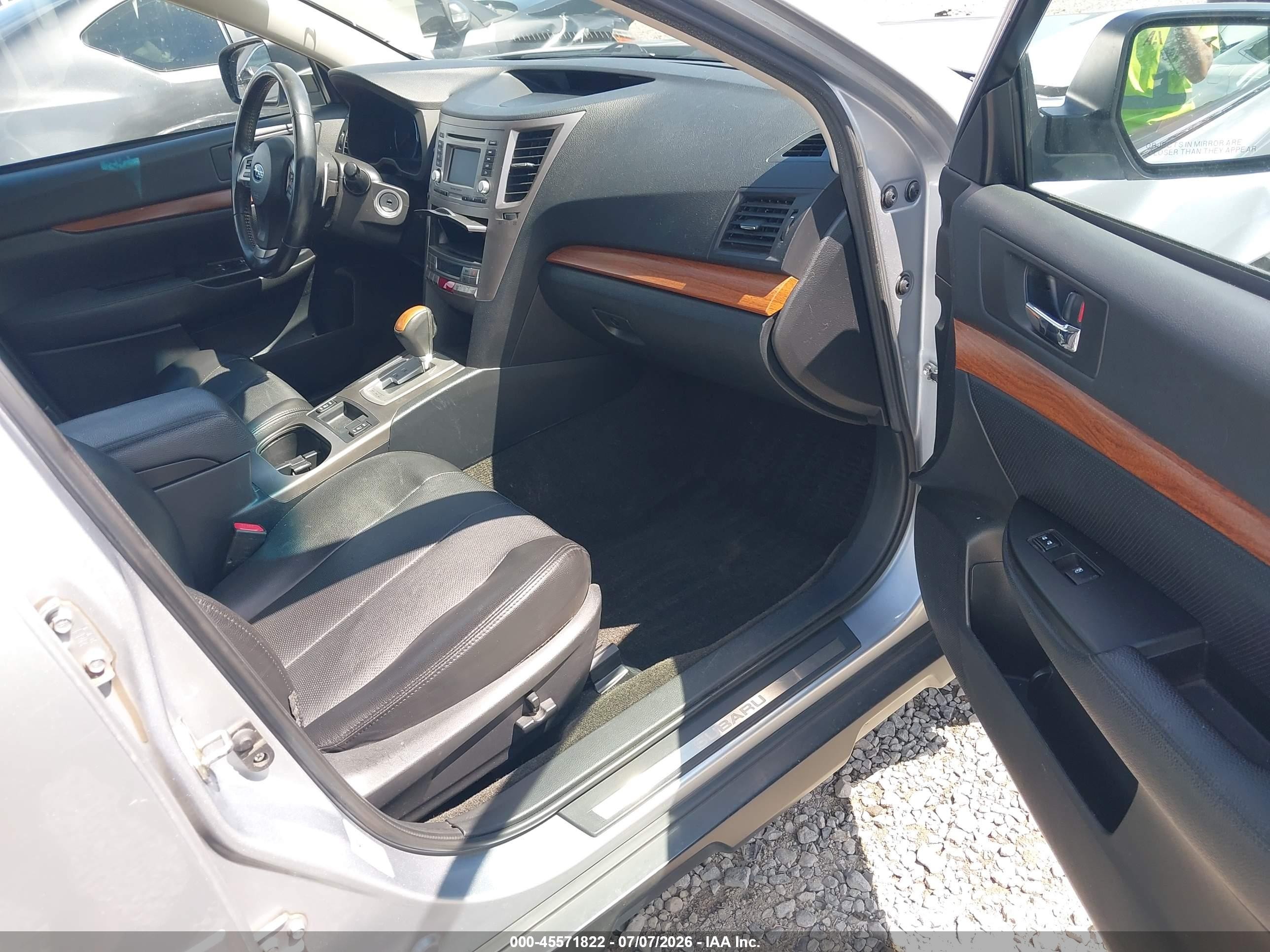 2014 Subaru Outback 2.5i Limited Silver vin: 4S4BRBLC6E3255849